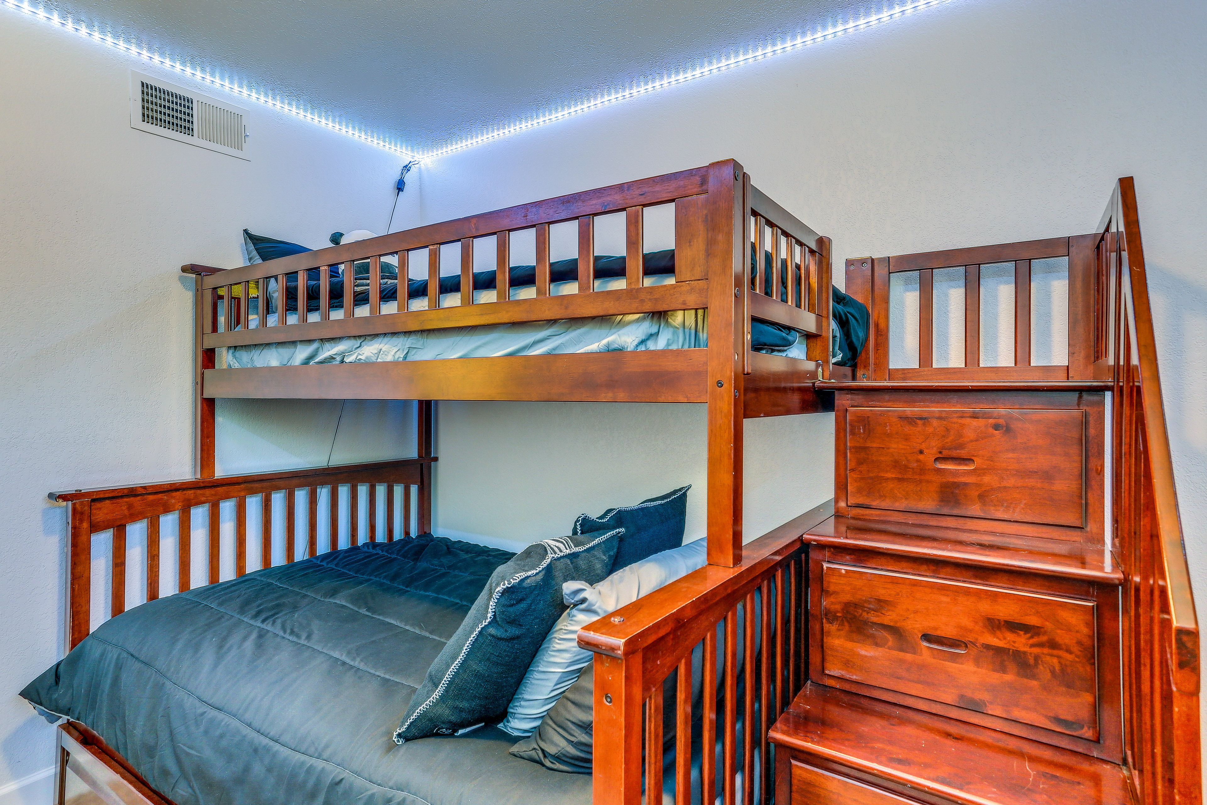 Bedroom 2 | Twin/Full Bunk Bed | 1st Floor
