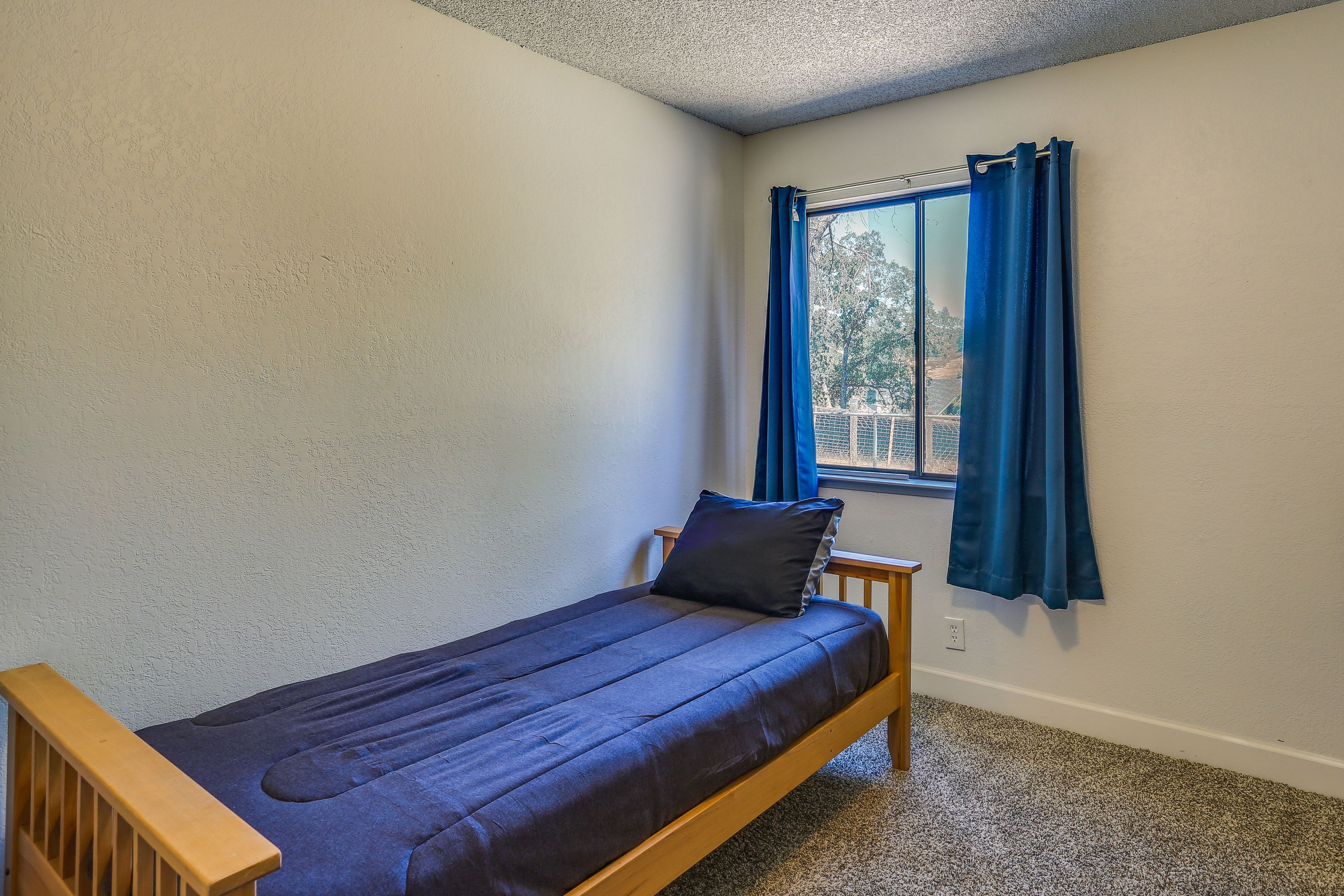Bedroom 3 | Twin Bed | Crib | 1st Floor
