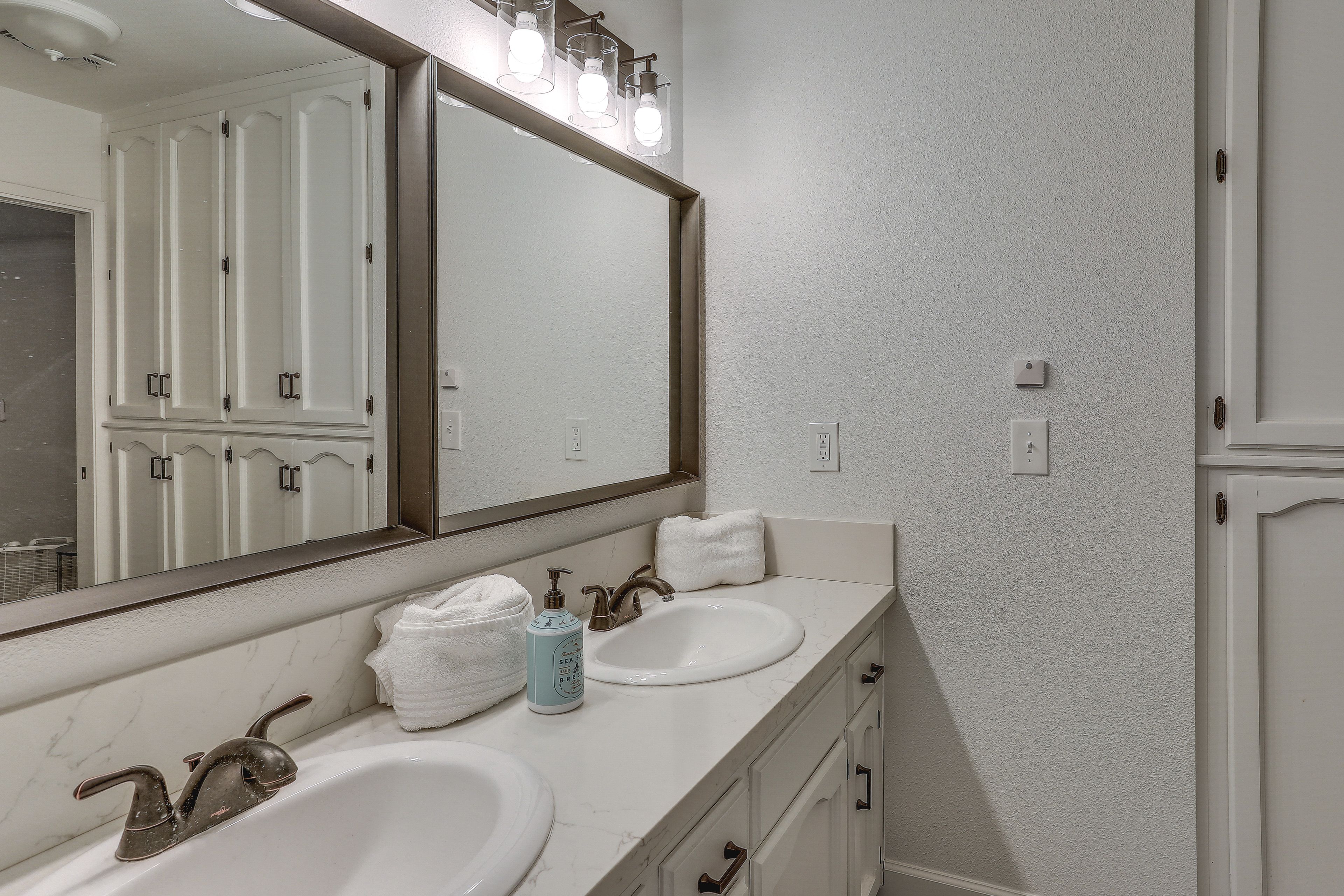 Full Bathroom | Complimentary Toiletries | 1st Floor