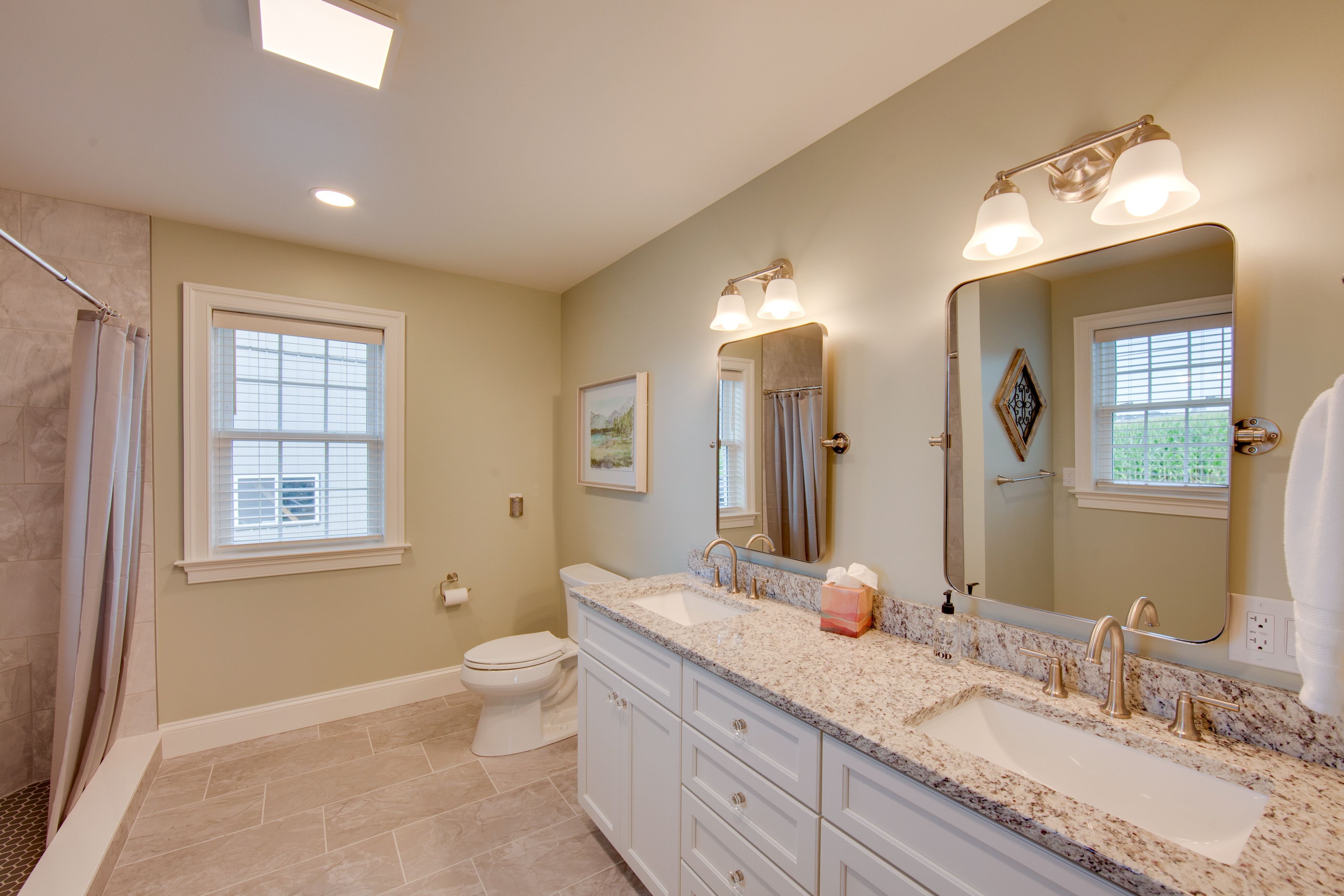 Full Bathroom | 1st Floor | Complimentary Toiletries | Towels Provided