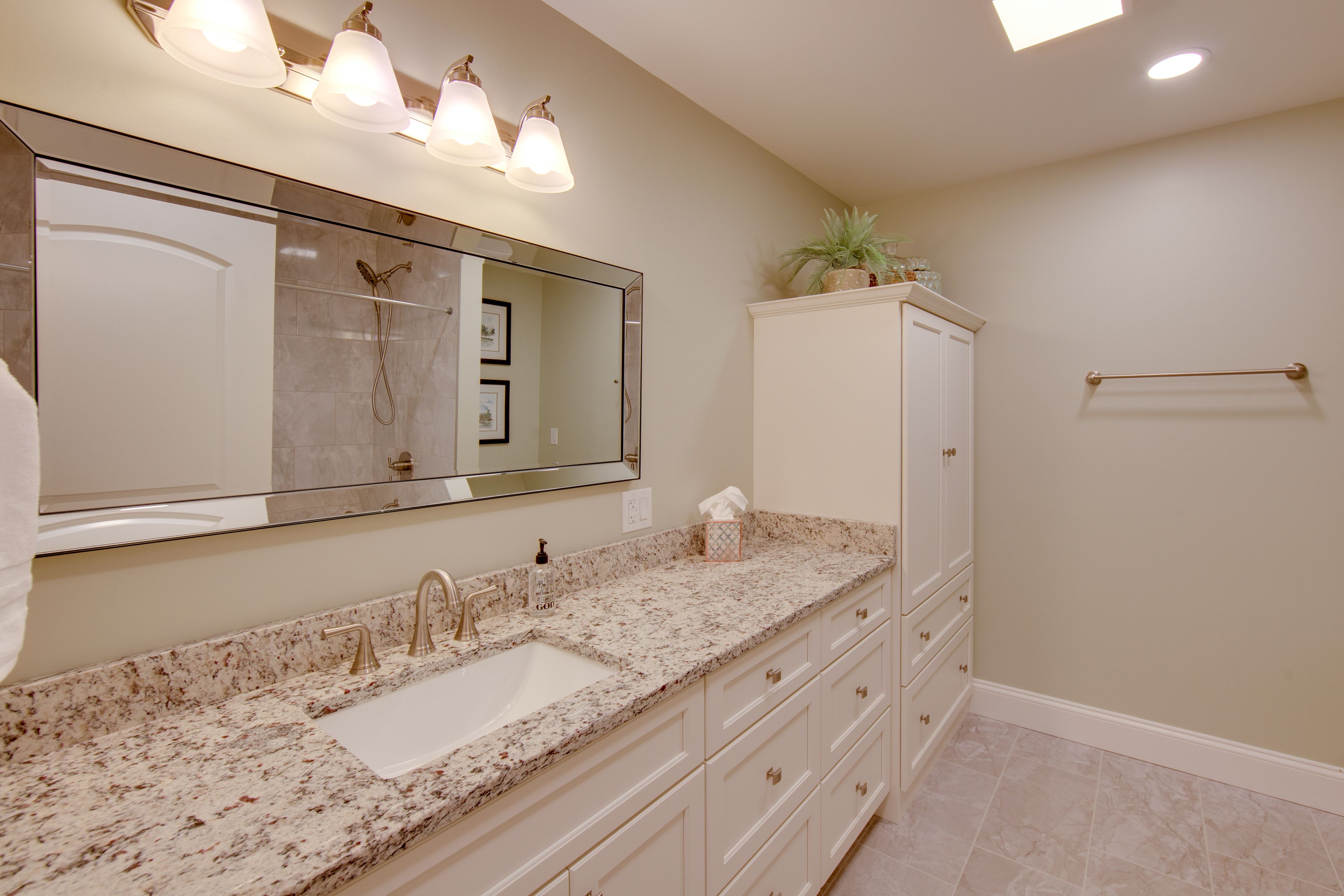Full Bathroom | 2nd Floor