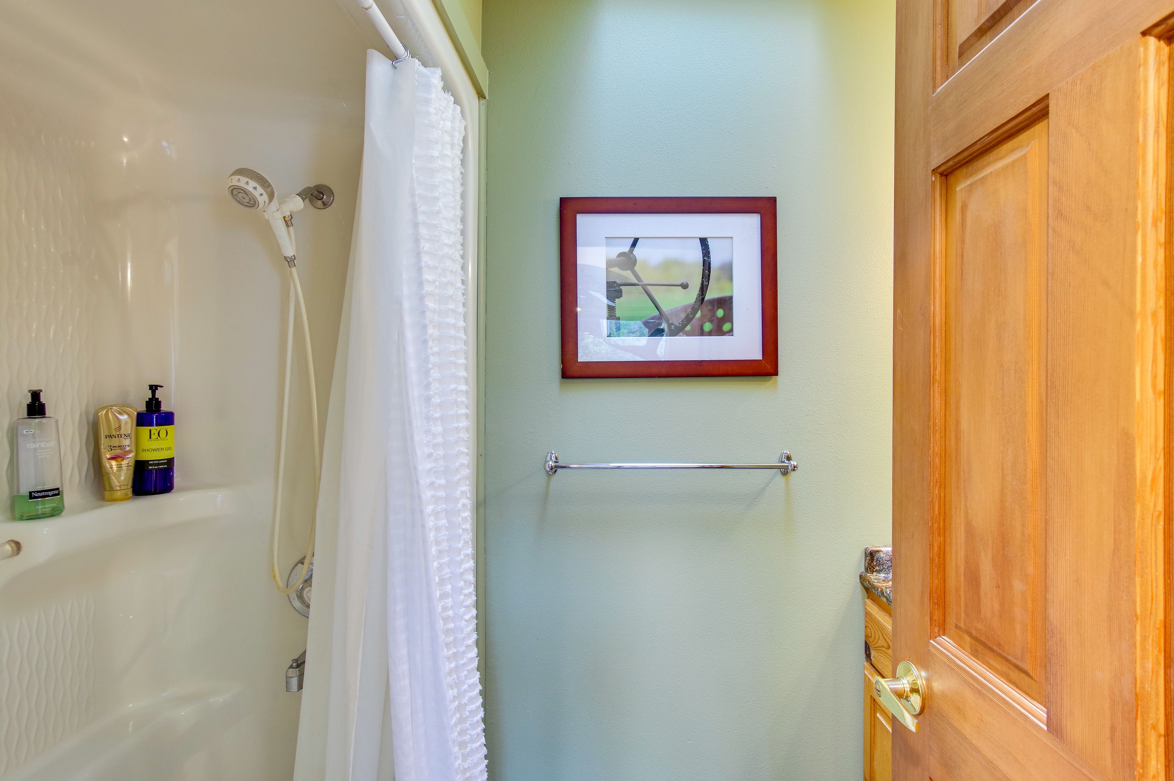 Full Bathroom | Complimentary Toiletries
