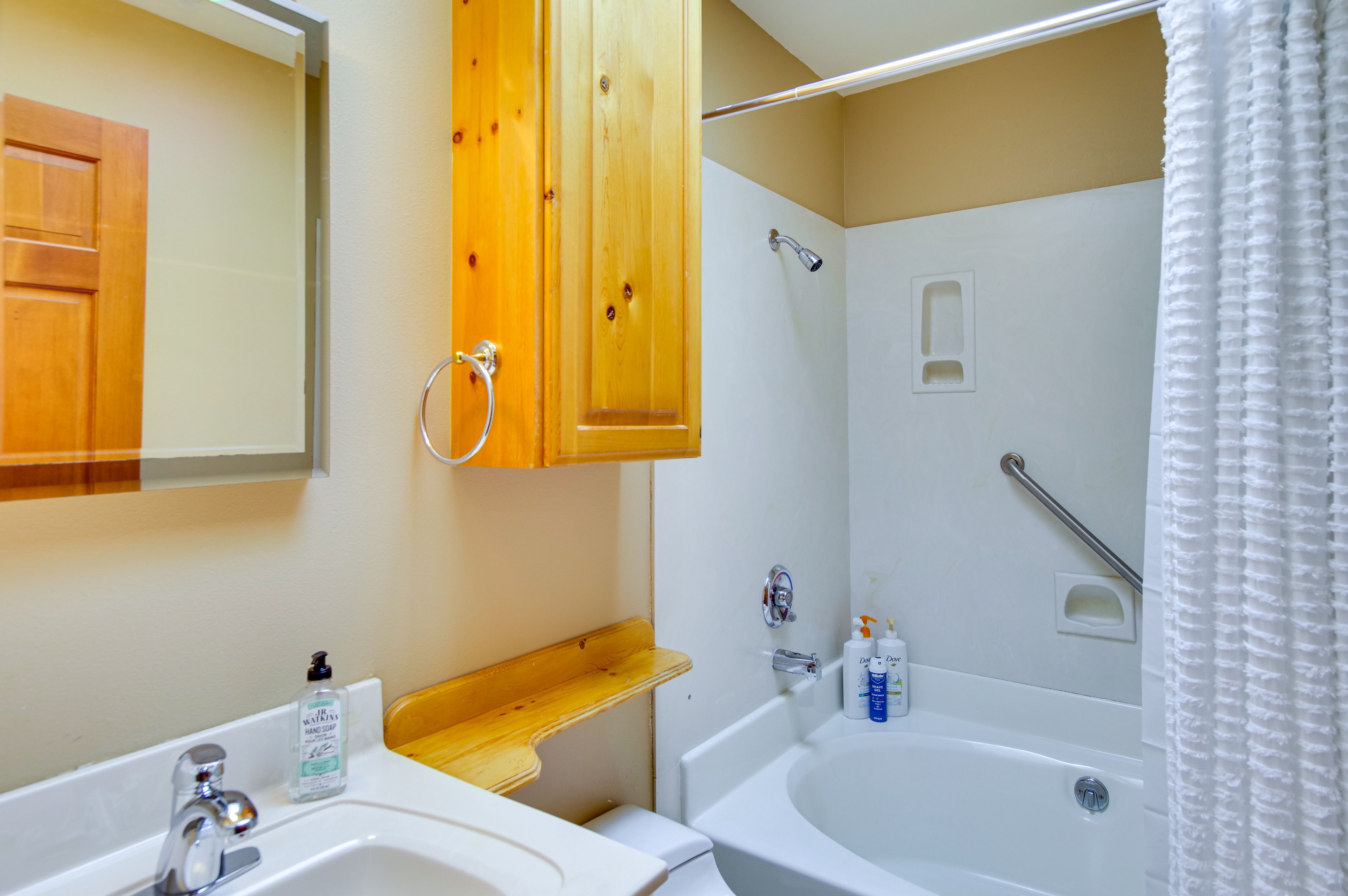 Full Bathroom | Grab Rails