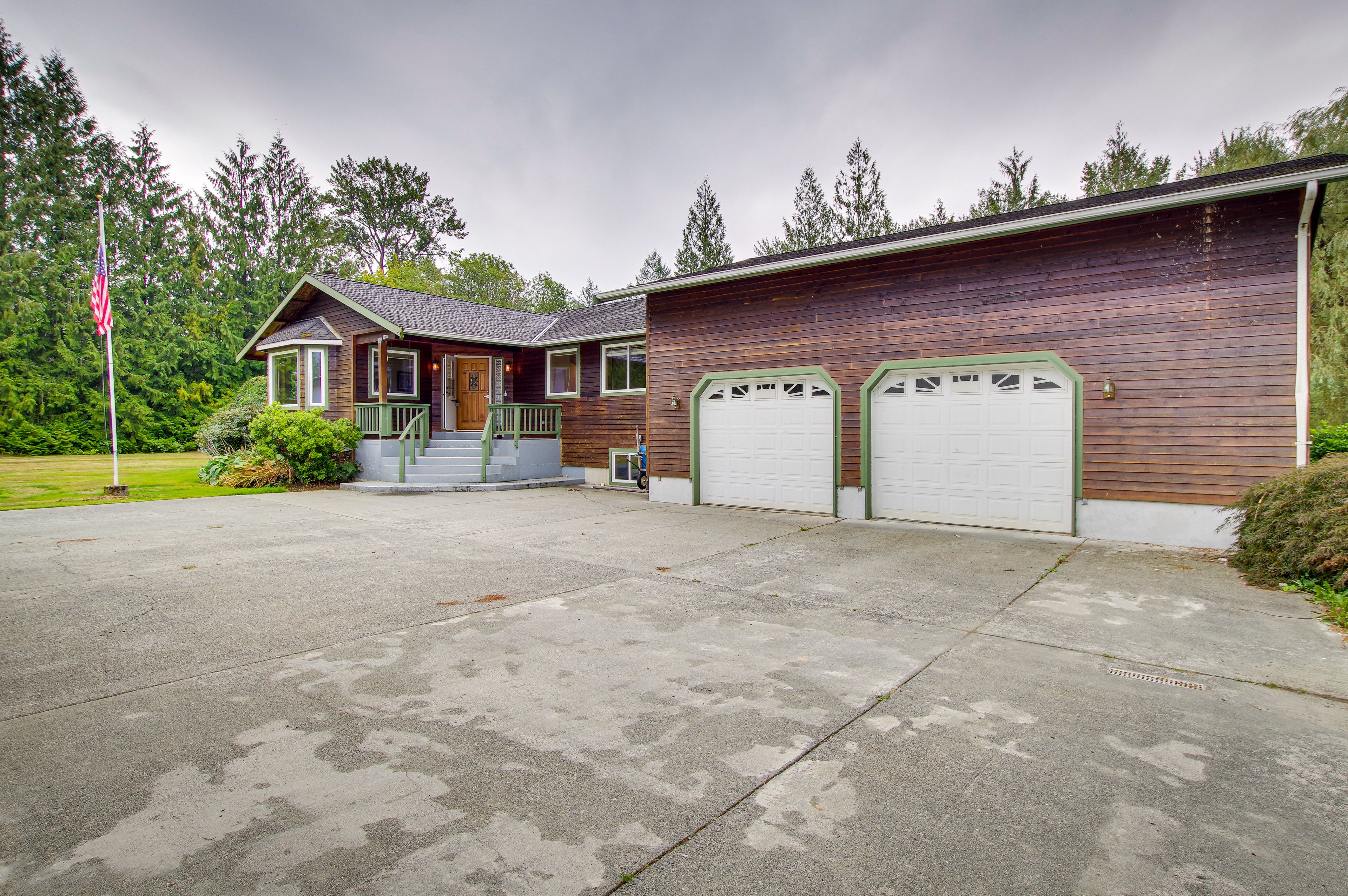 Parking | Driveway (3 Vehicles) | Overflow Parking | RV/Trailer Parking