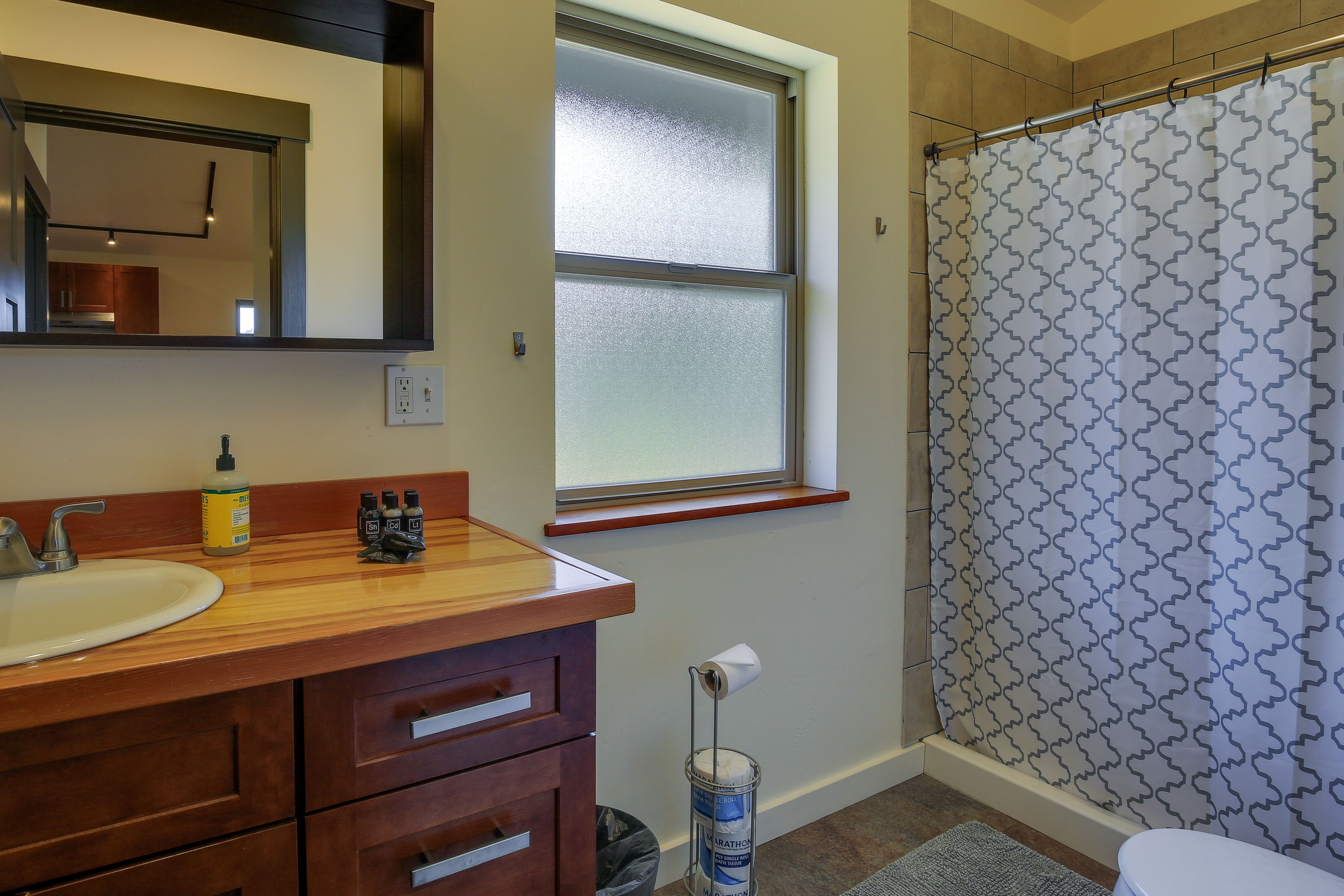 Full Bathroom | Complimentary Toiletries