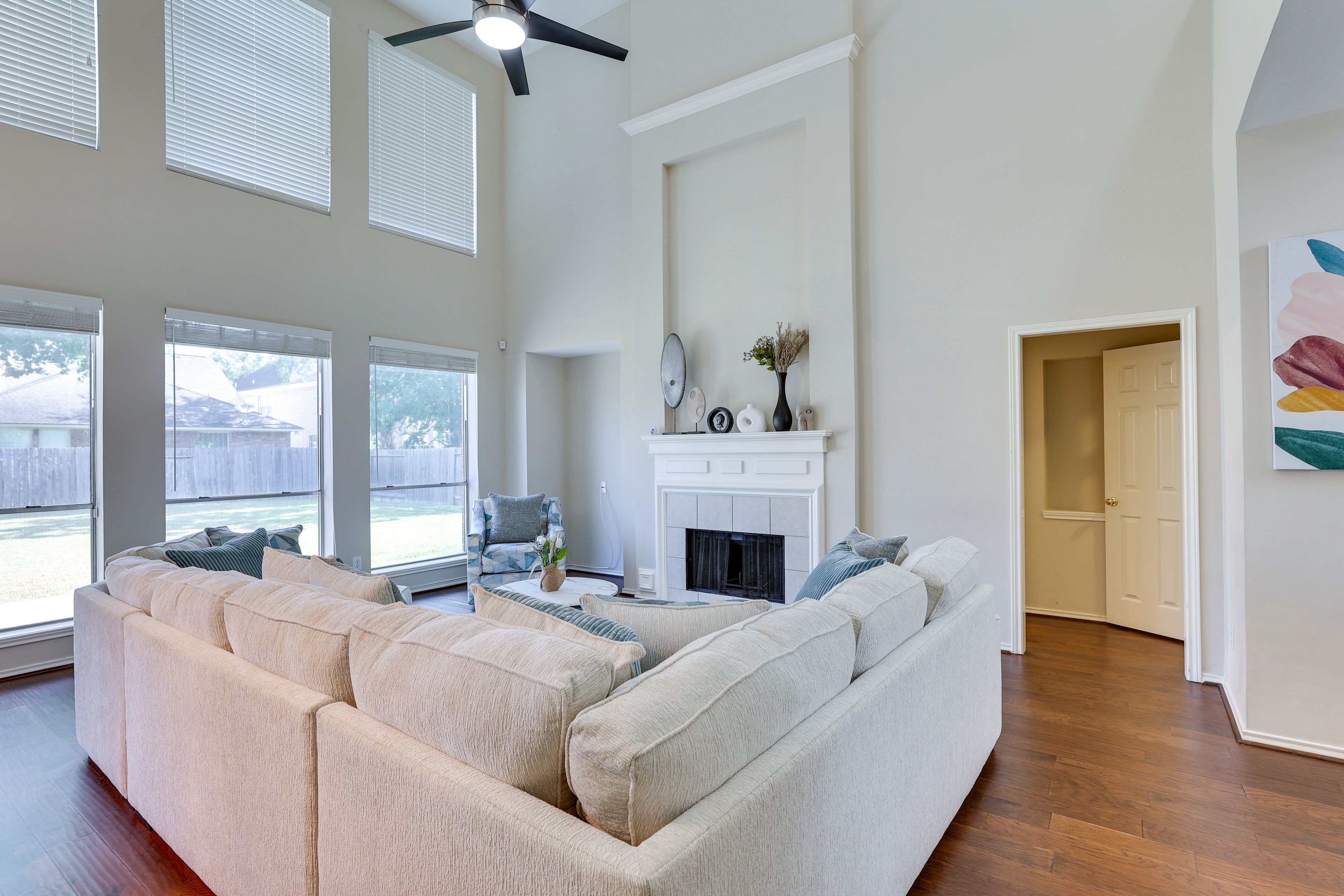 Living Room | Fireplace | Free WiFi
