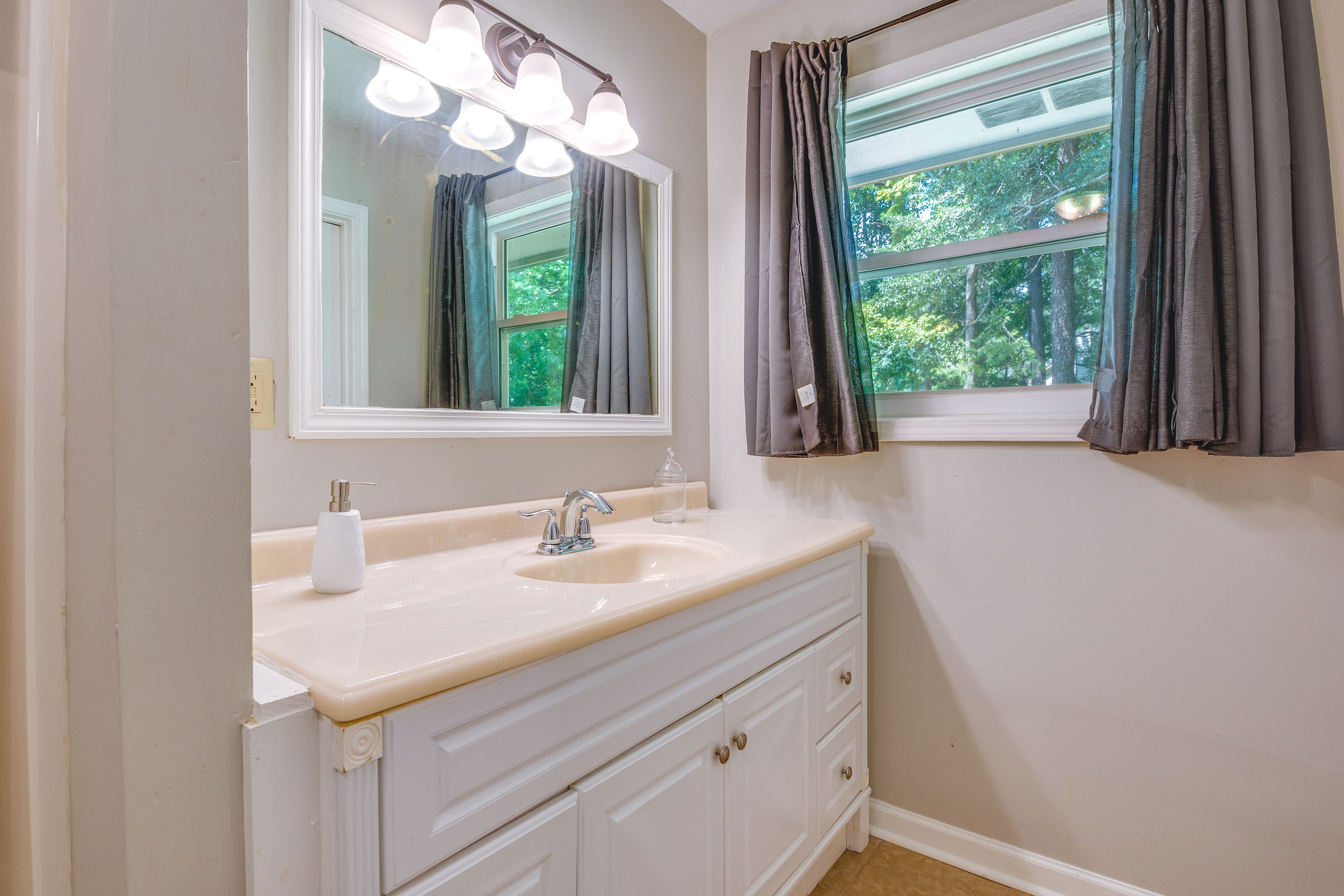 Full Bathroom | Shower/Tub Combo | Towels Provided