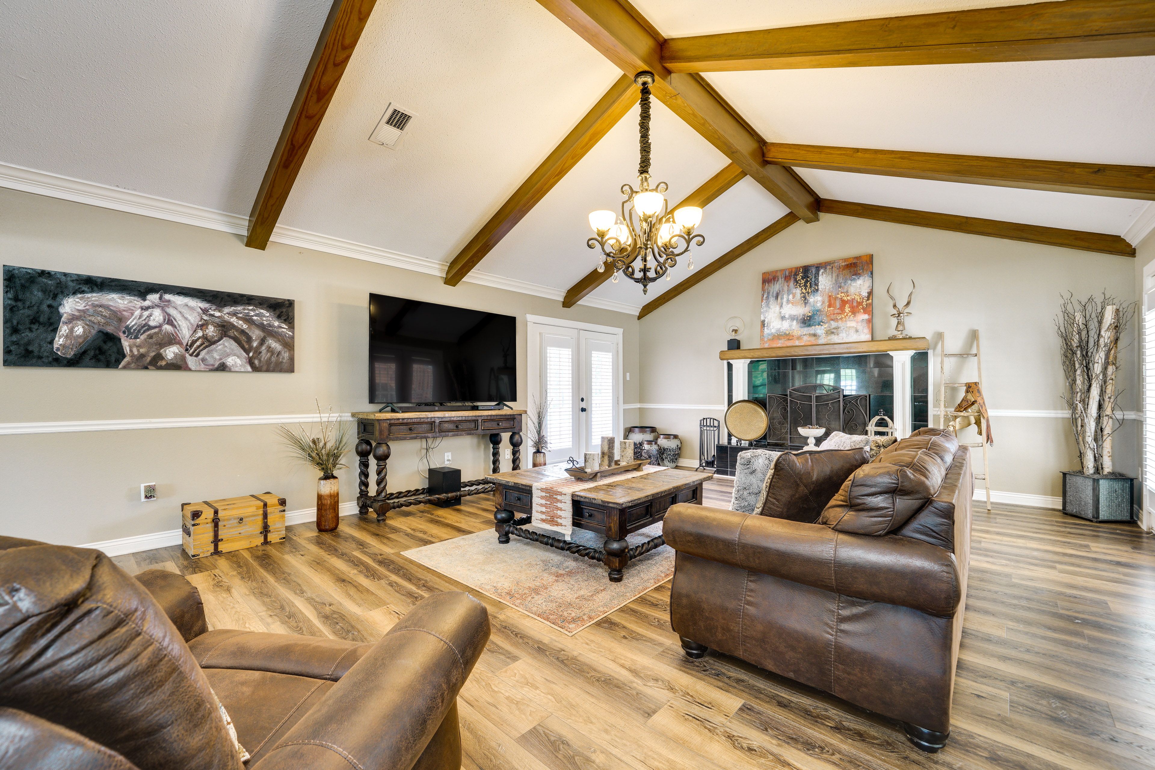 Living Room | Queen Sleeper Sofa | Free WiFi | Central A/C | Smart TV
