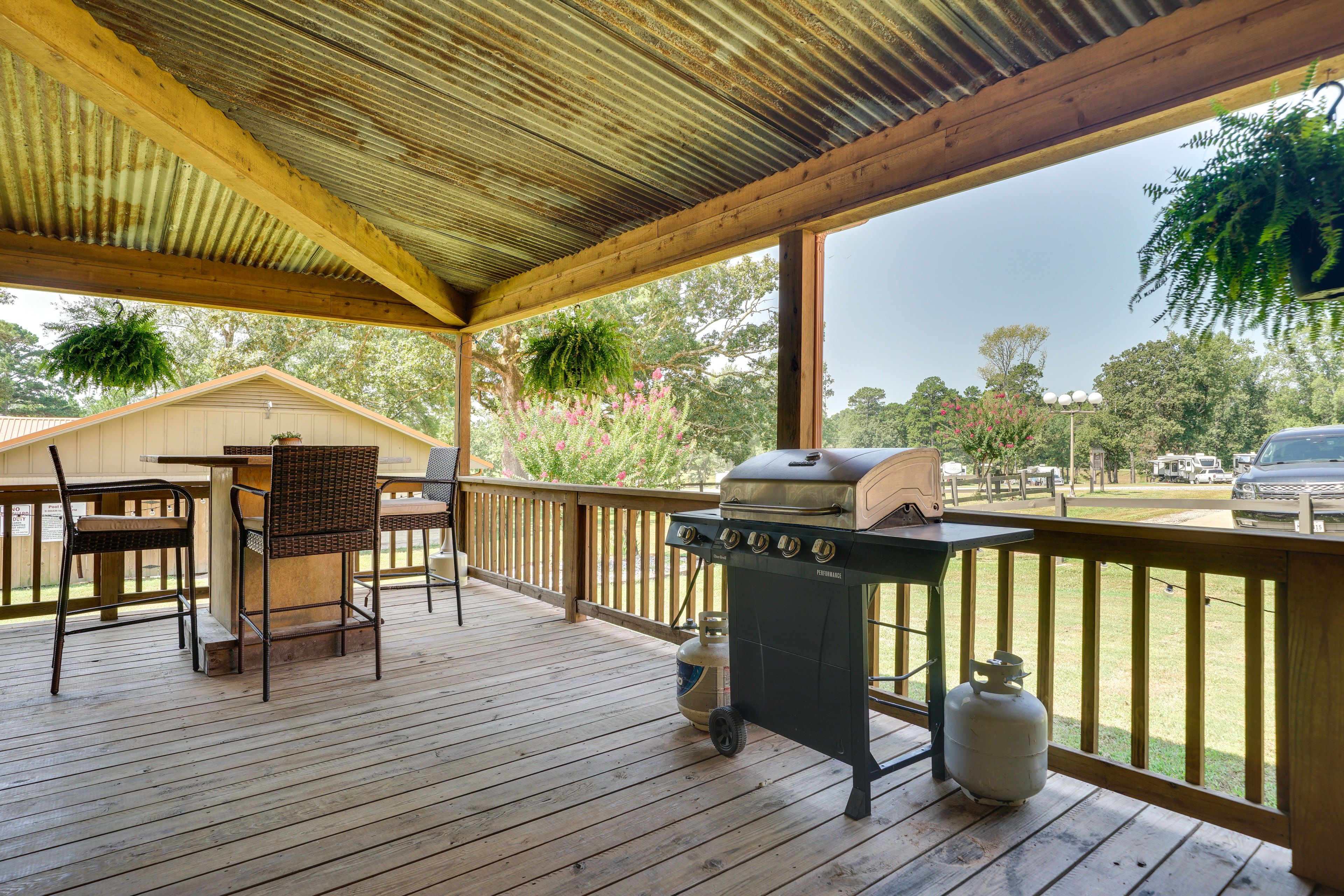 Outdoor Dining Area | Gas Grill & Smoker
