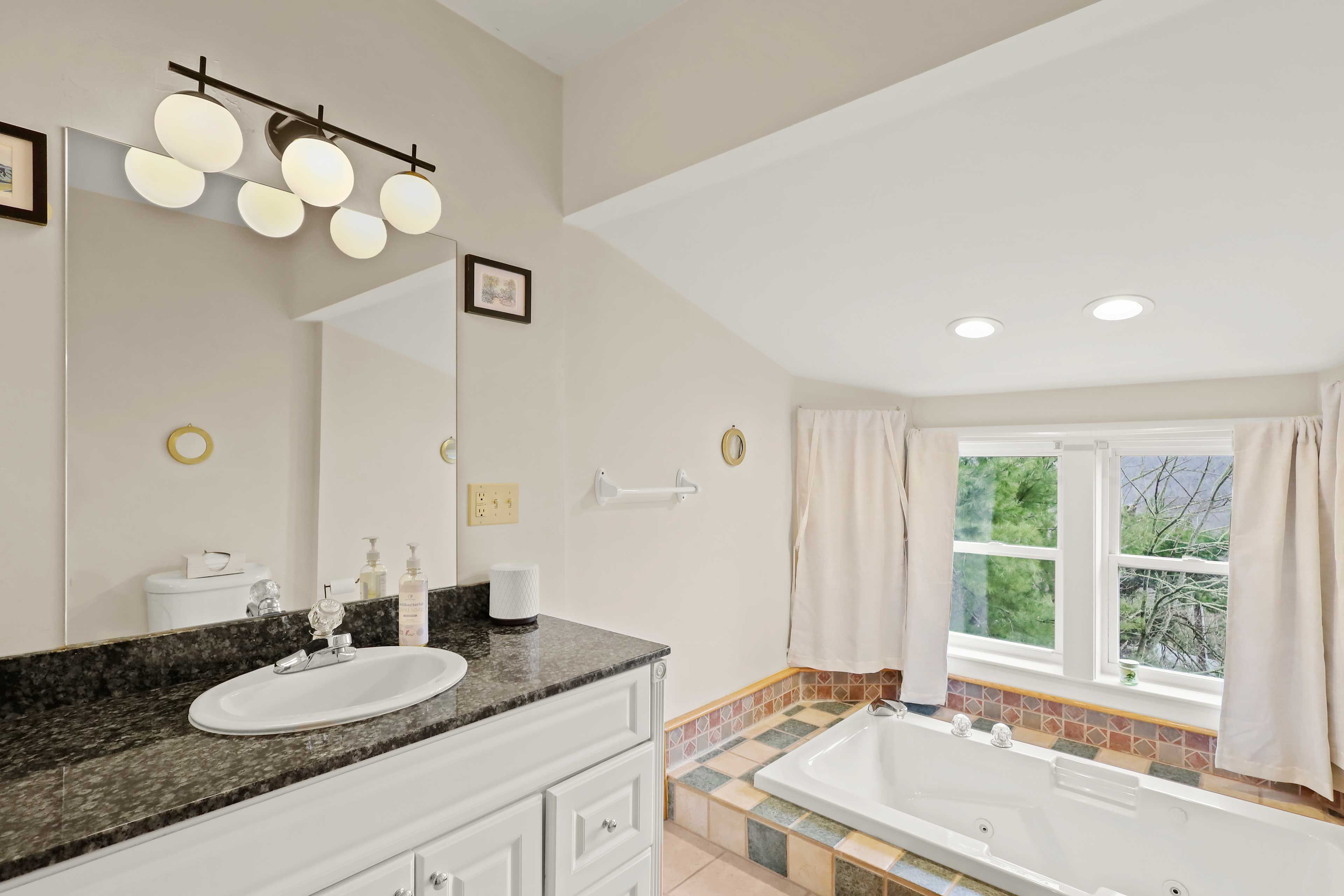 Full Bathroom | Complimentary Toiletries | Jacuzzi Tub | 1st Floor