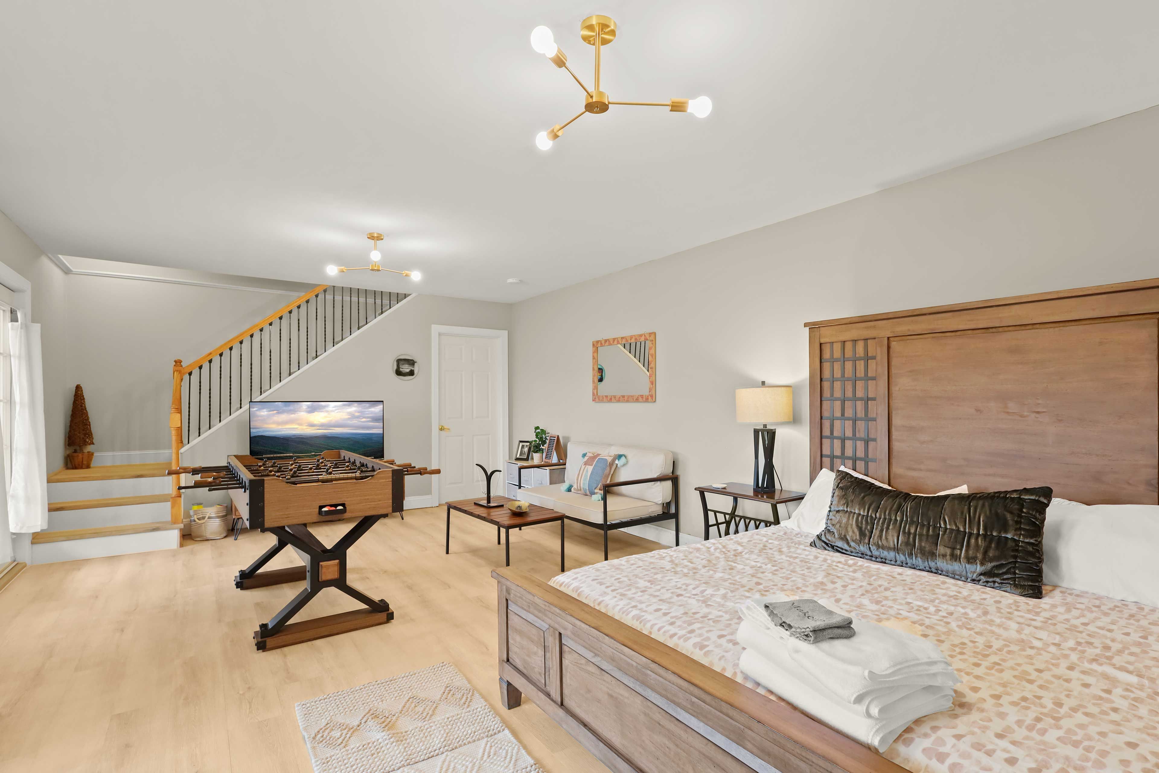 Bonus Room | King Bed | Smart TV | Foosball Table | 1st Floor