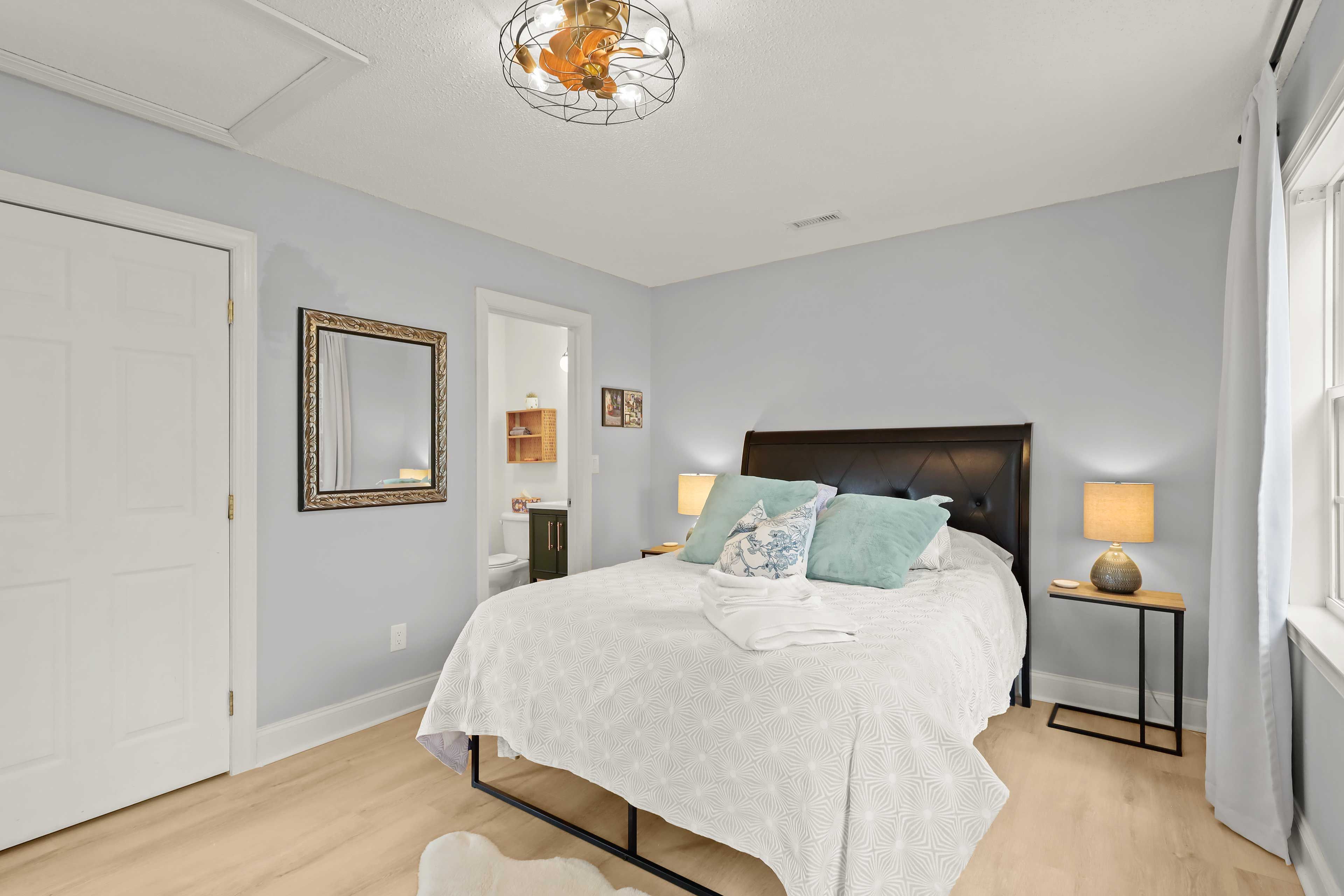 Bedroom 2 | Queen Bed | Jack-and-Jill Bathroom | 3rd Floor