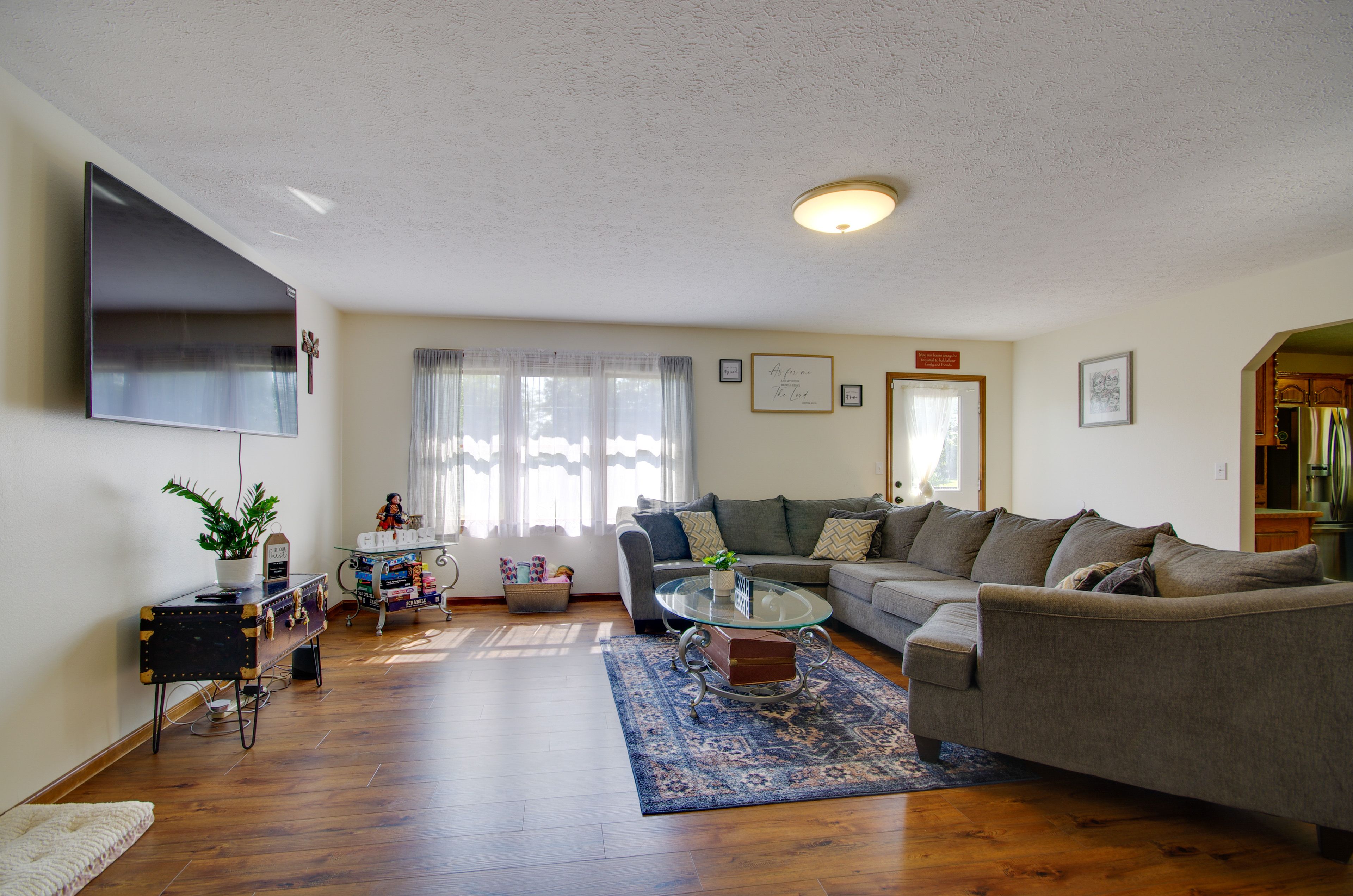 Living Room | Free WiFi | Smart TV | Central A/C