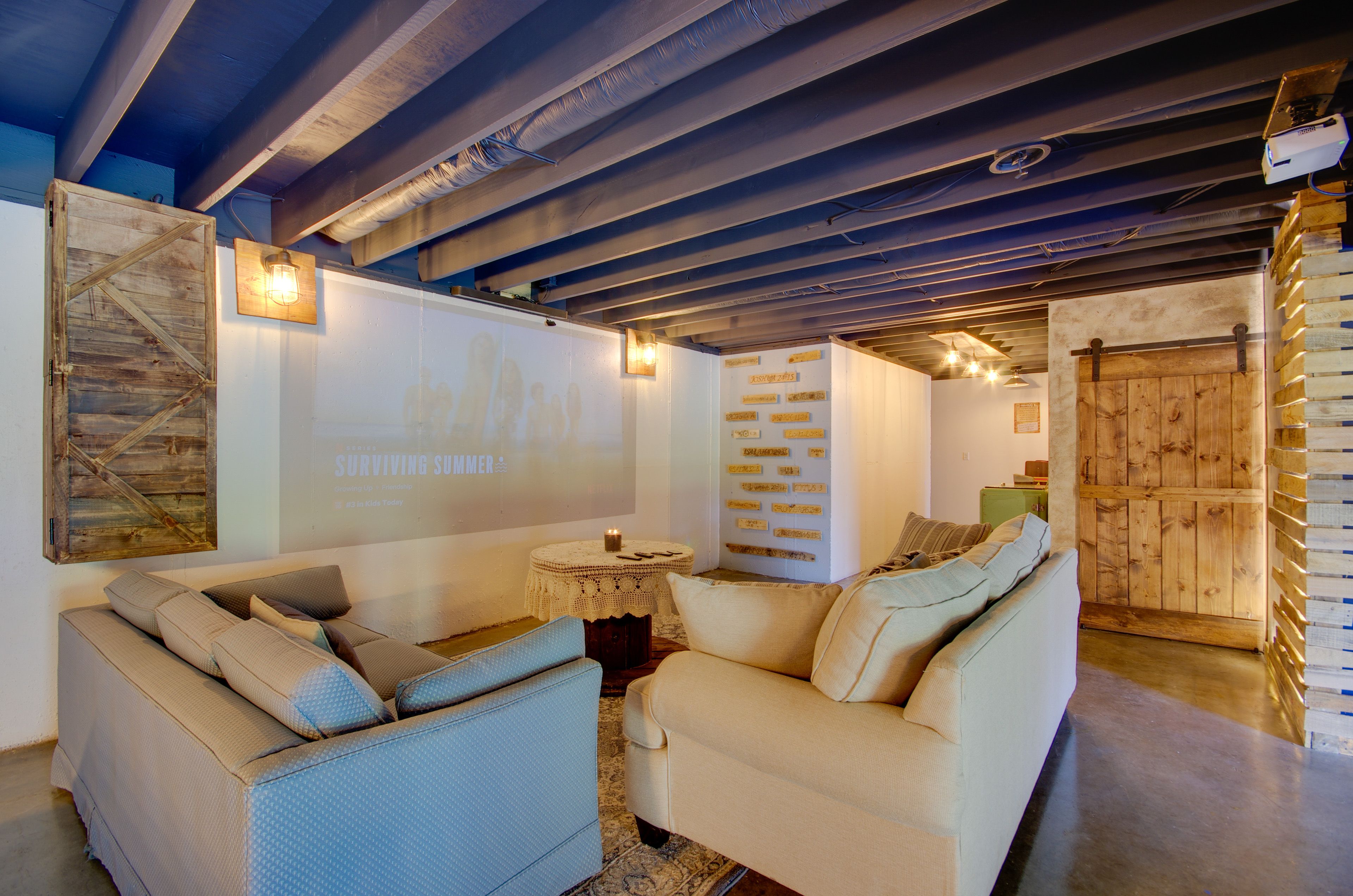 Basement | 2 Queen Sleeper Sofas | Movie Projector | Pool & Ping Pong Tables