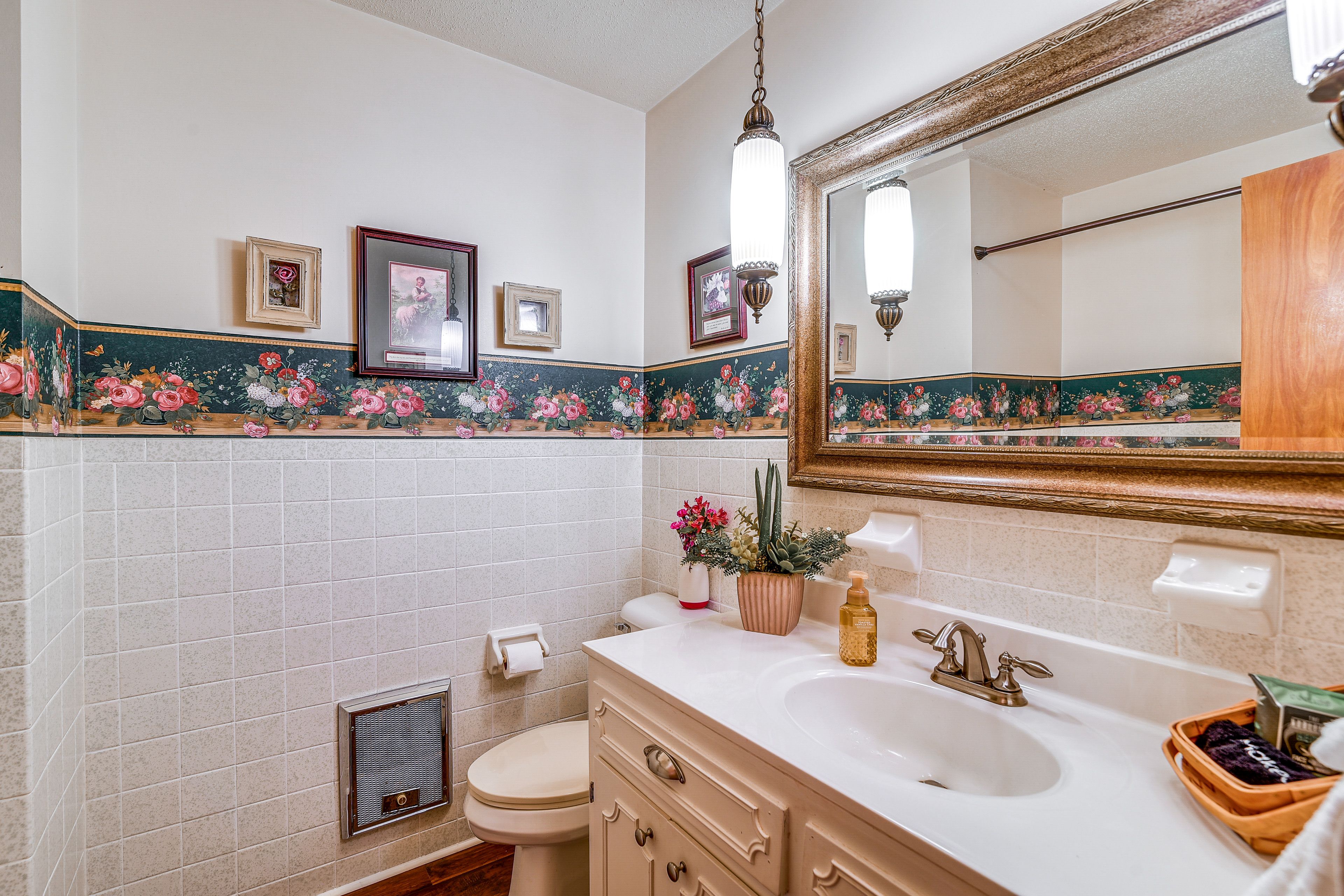 Full Bathroom | Towels Provided | Hair Dryer