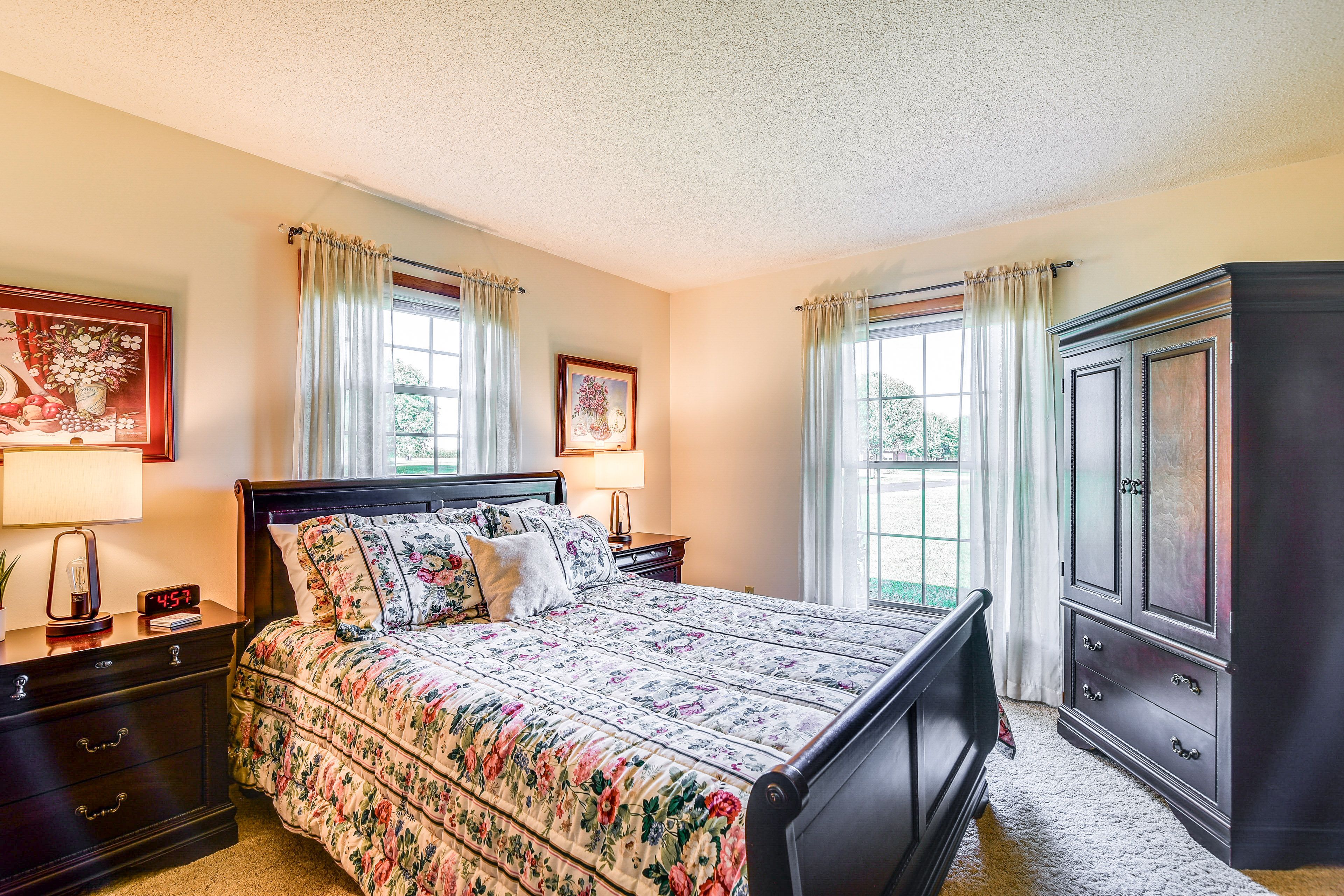 Bedroom 2 | Queen Bed | Smart TV