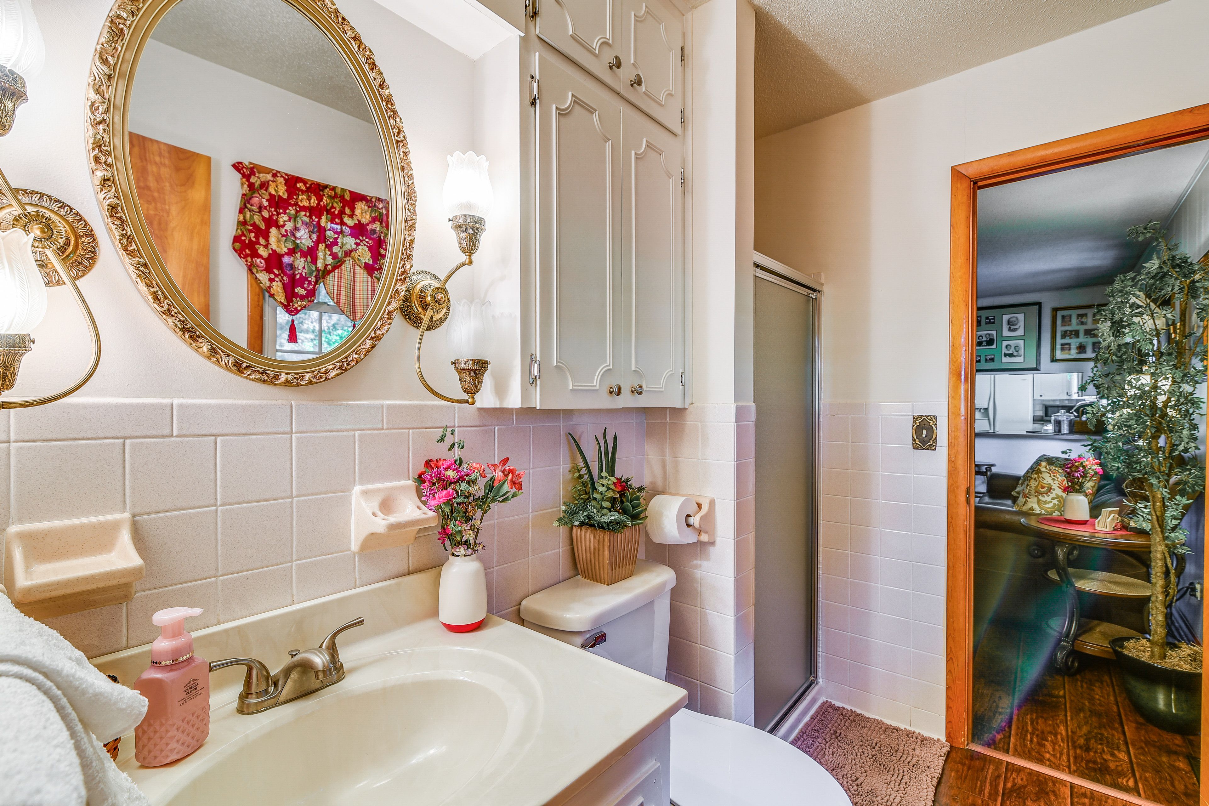 Full Bathroom | Complimentary Toiletries Provided