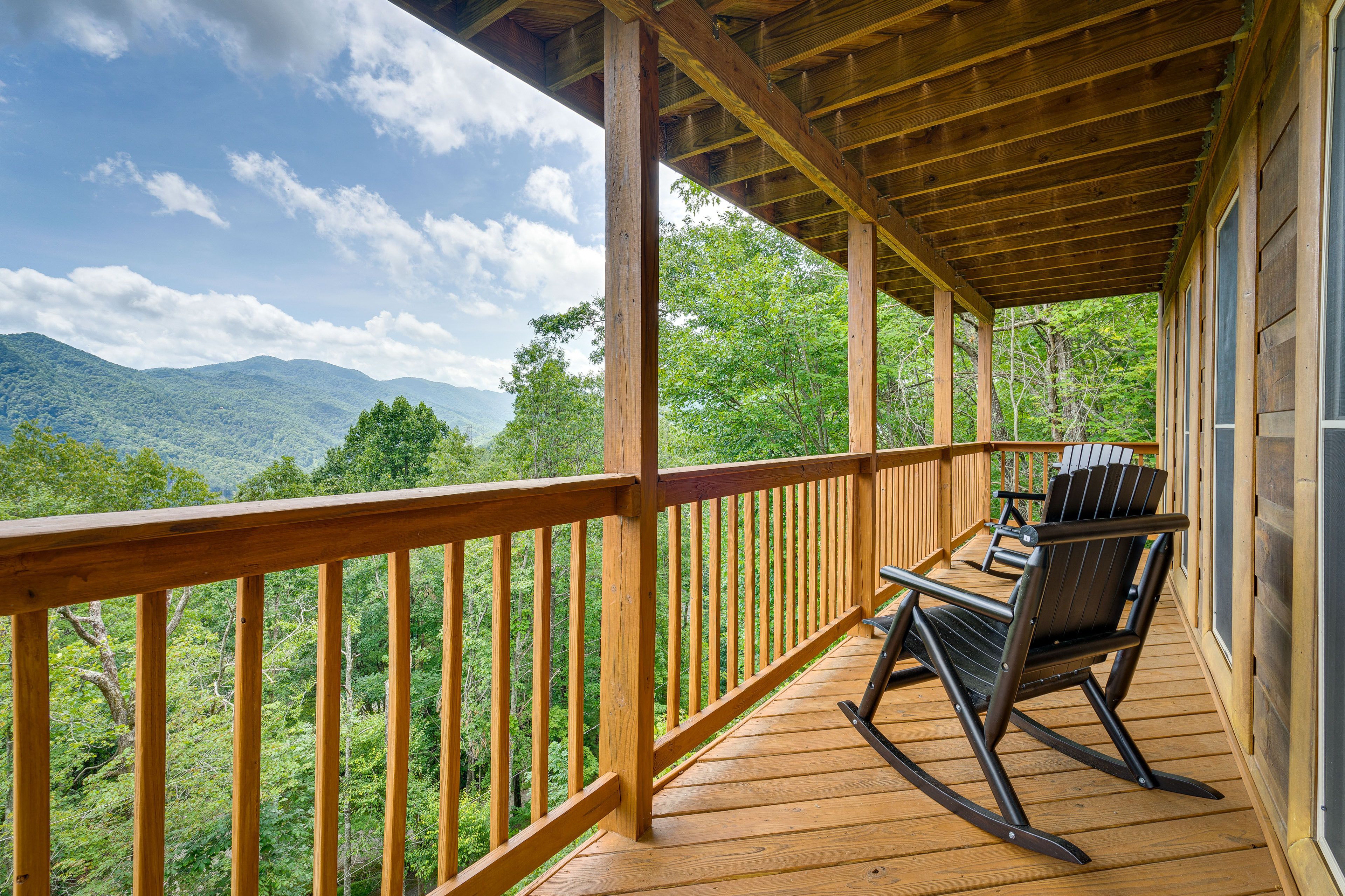 Deck | Gas Grill | Outdoor Dining Area