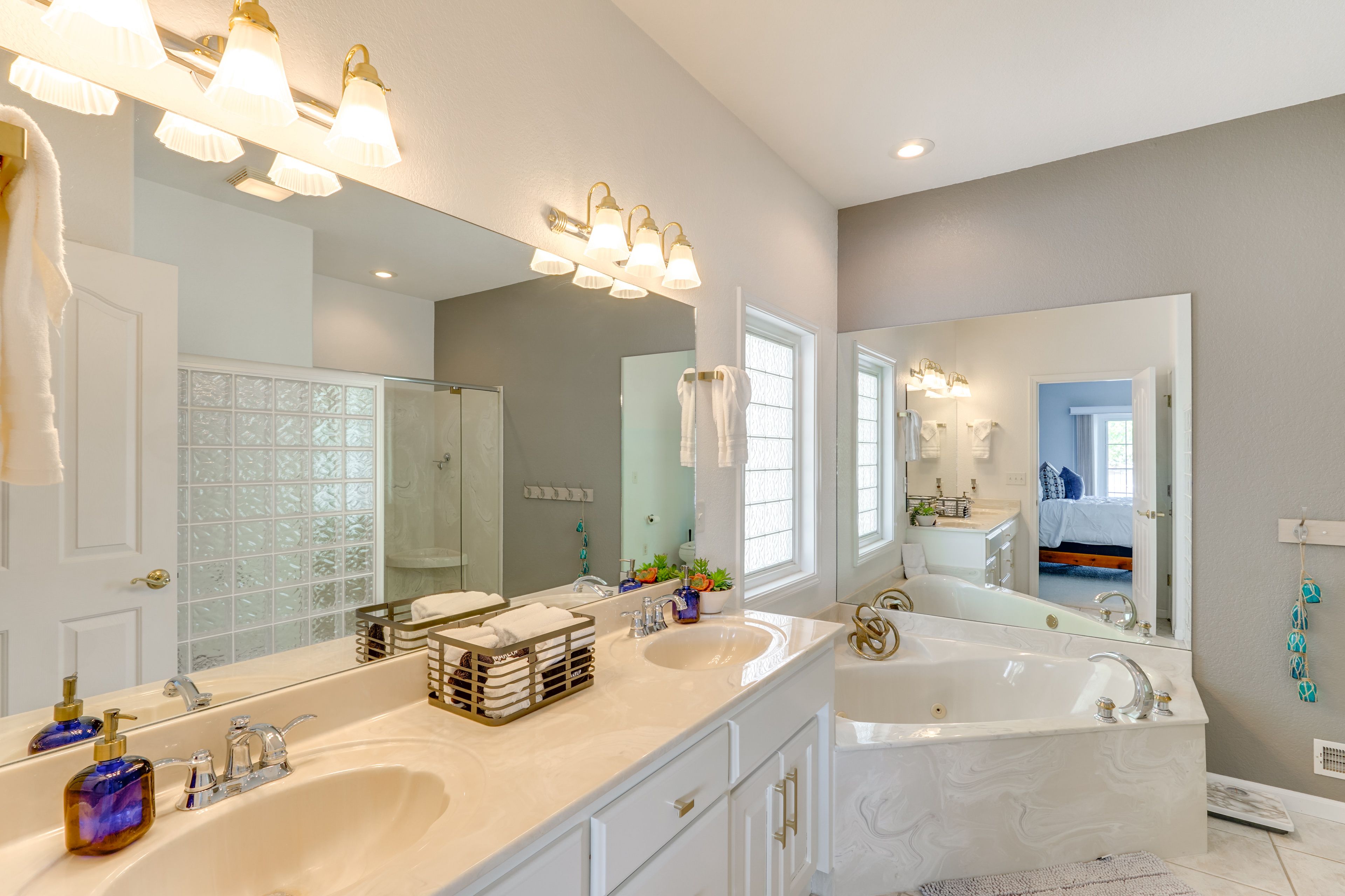 Full Bathroom | Jetted Tub