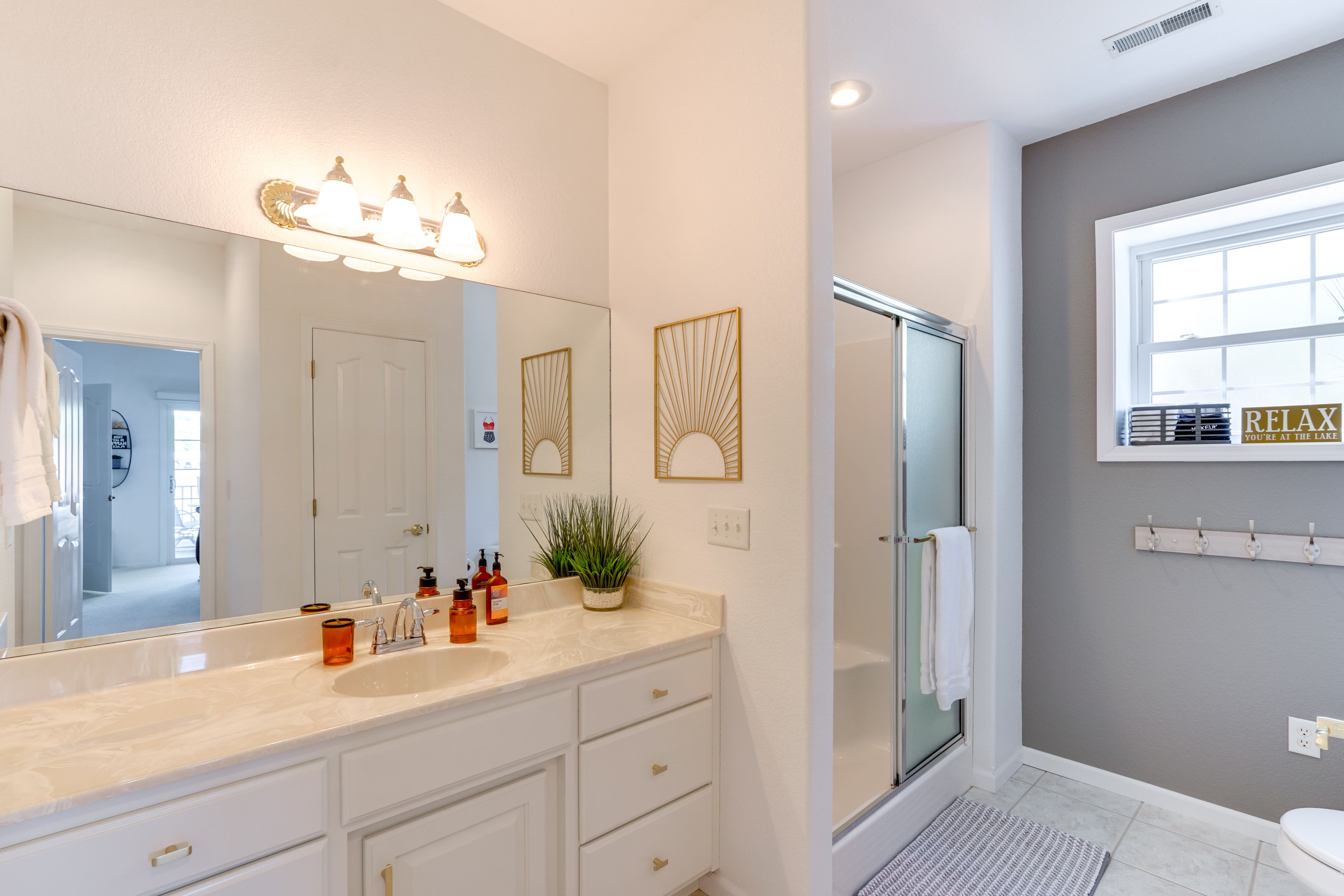 Full Bathroom | Towels Provided