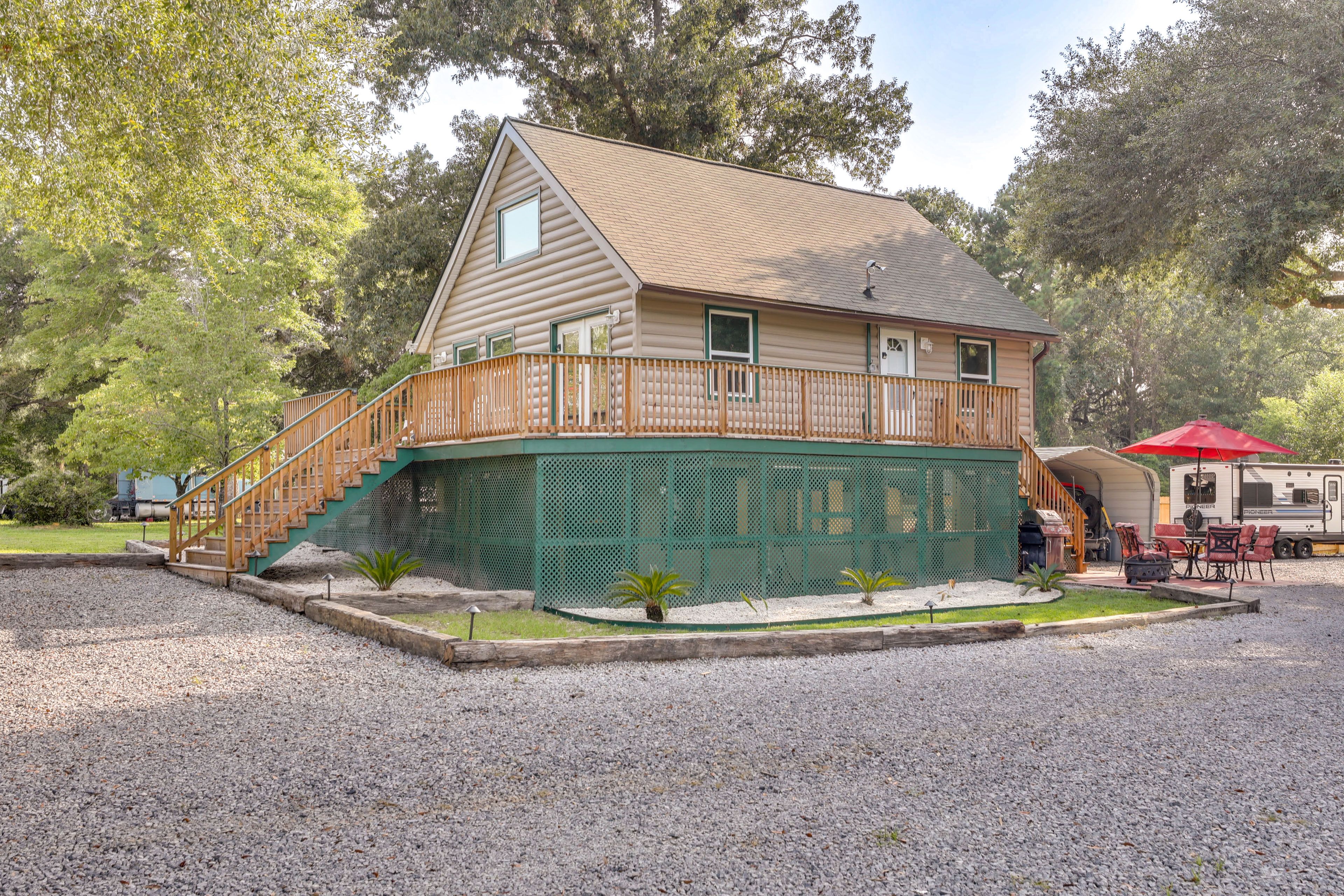 Parking | Driveway (4 Vehicles) | RVs & Trailers Allowed | Boats Allowed