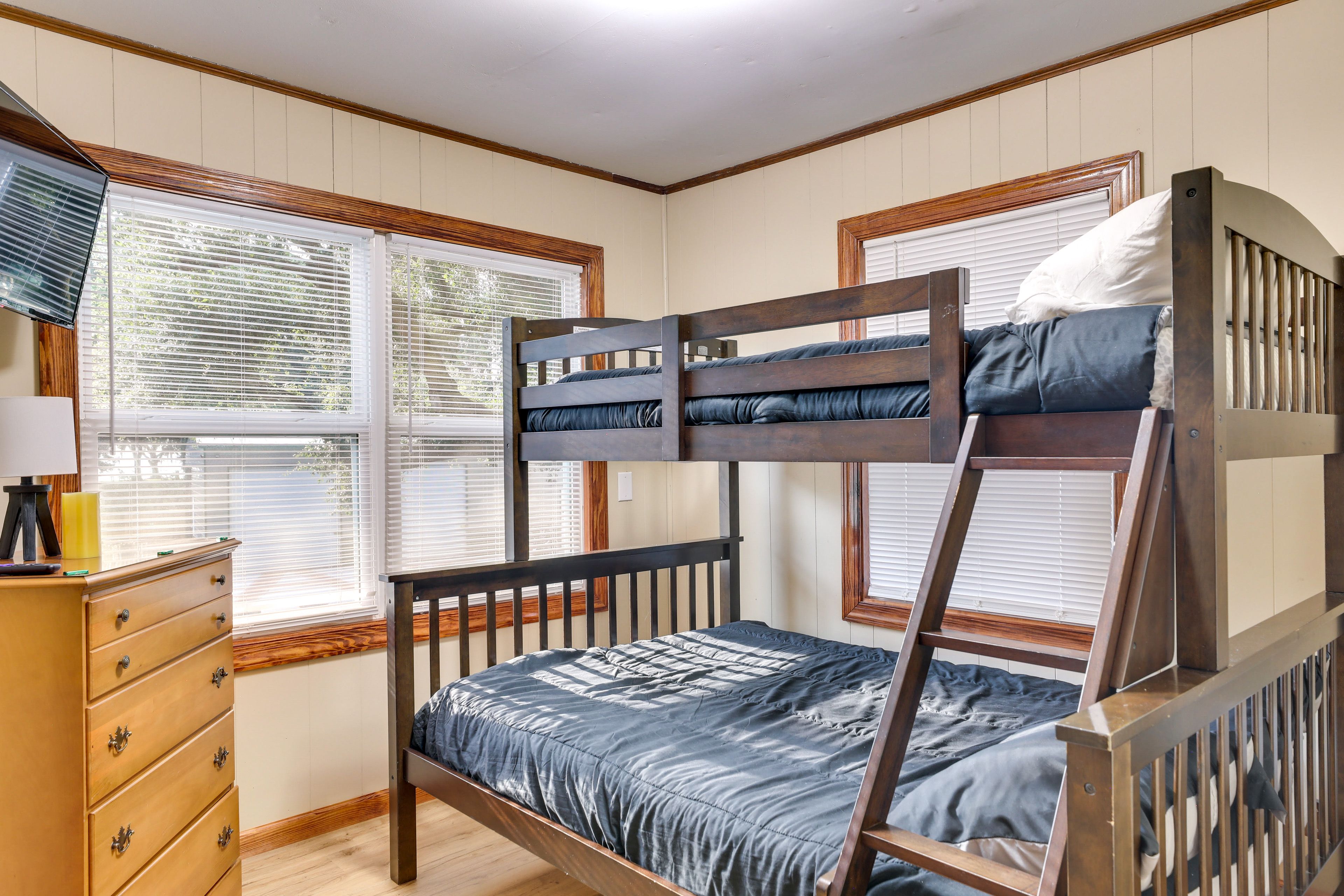 Bedroom 2 | Twin/Full Bunk Bed | Smart TV