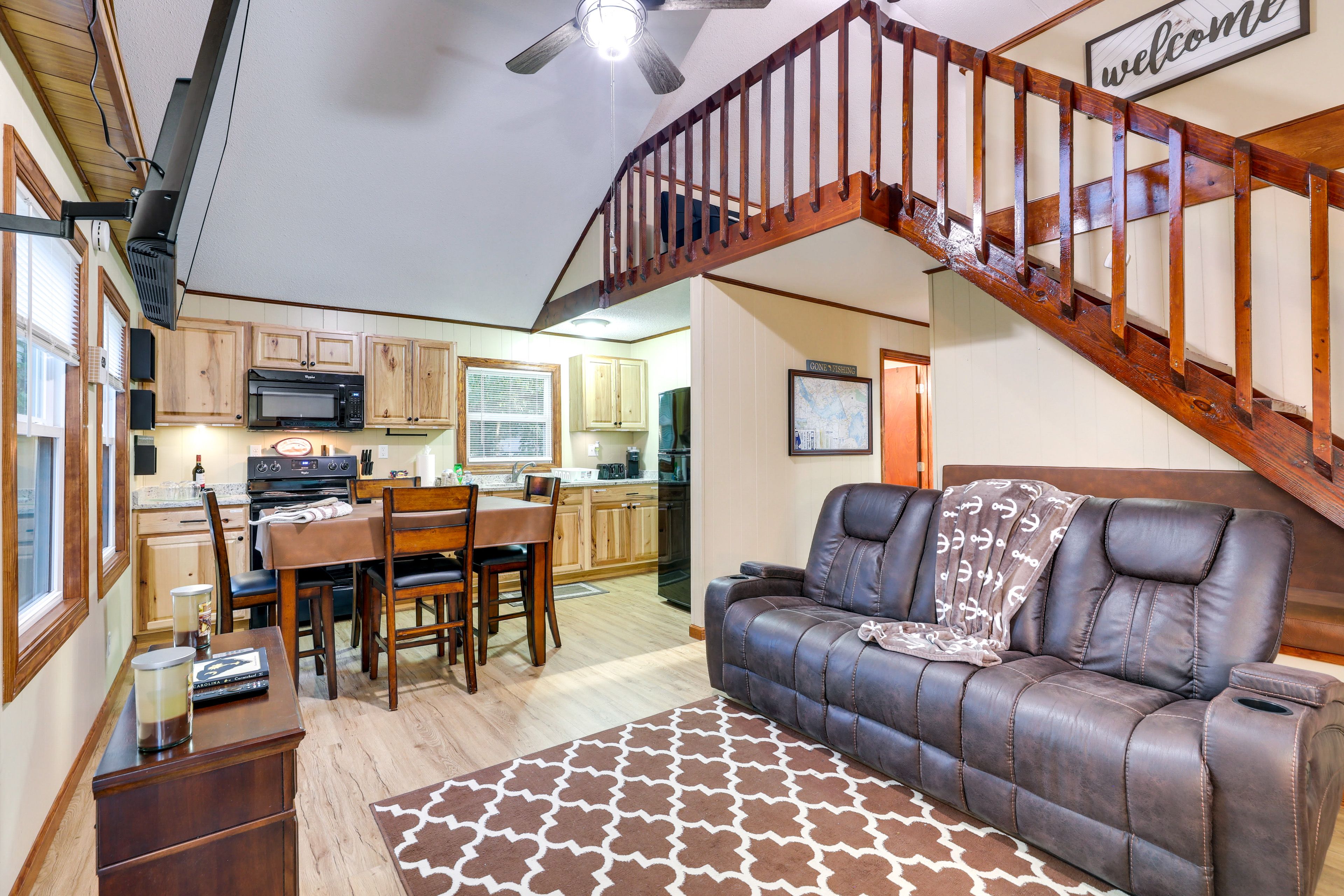 Living Room | Free WiFi | Smart TV | Central A/C & Heating