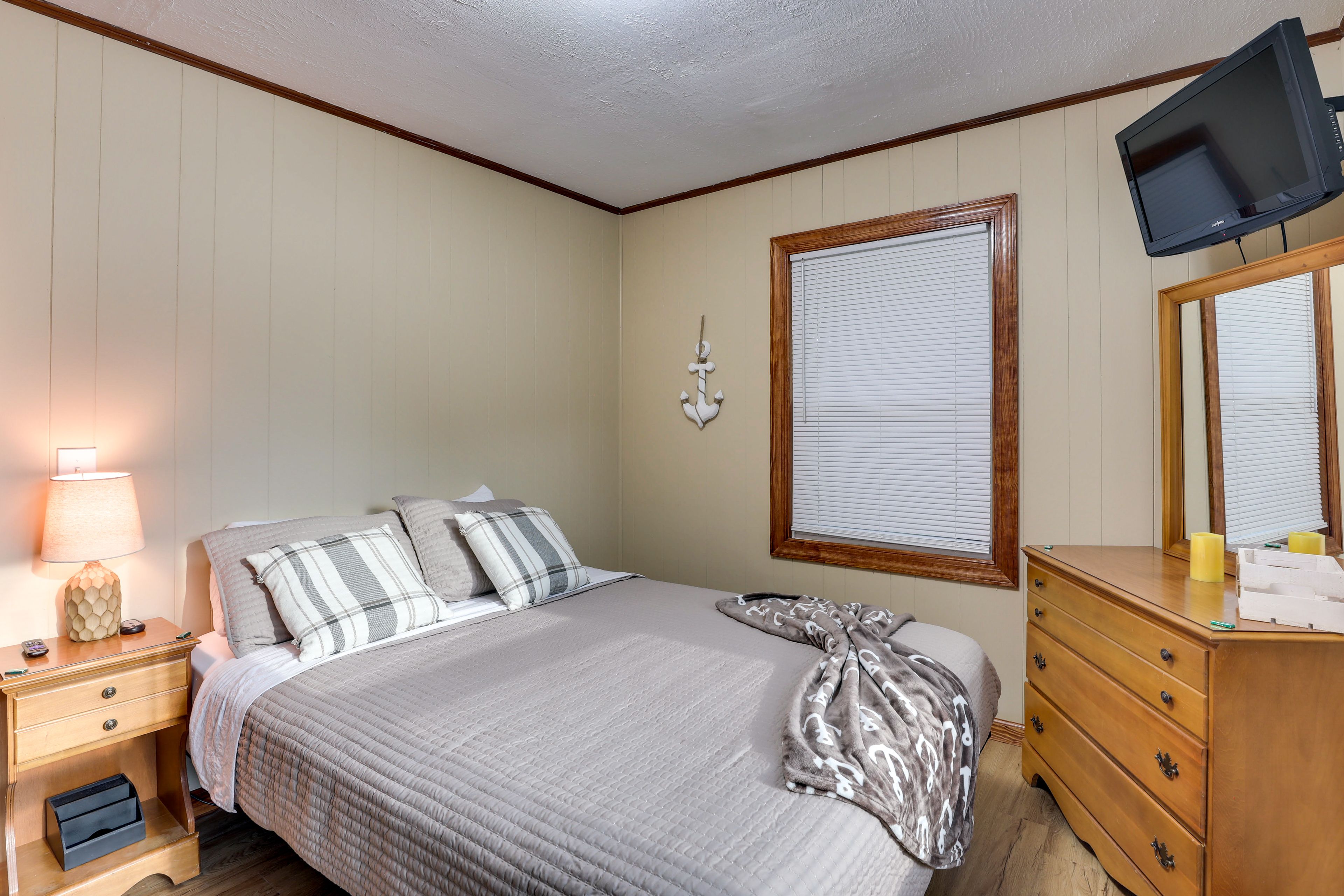 Bedroom 1 | Queen Bed | Smart TV | Linens Provided