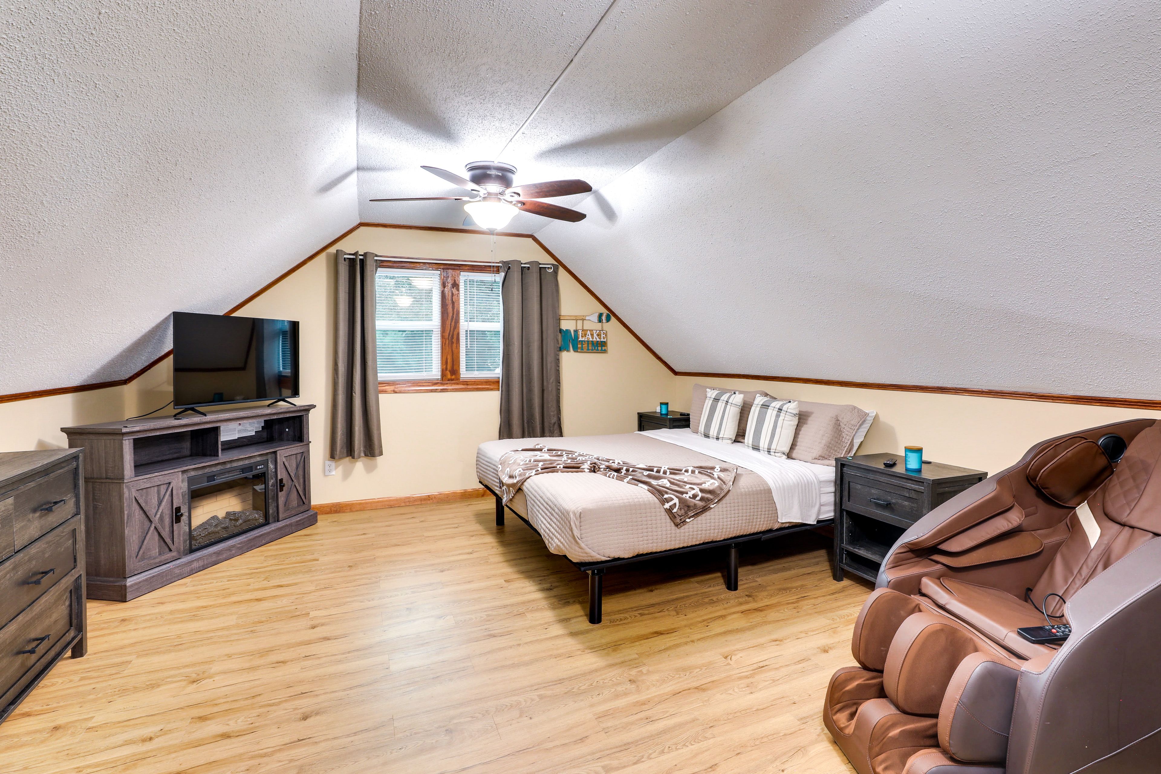 Bedroom 3 (Loft) | King Bed | Full Futon | Smart TV