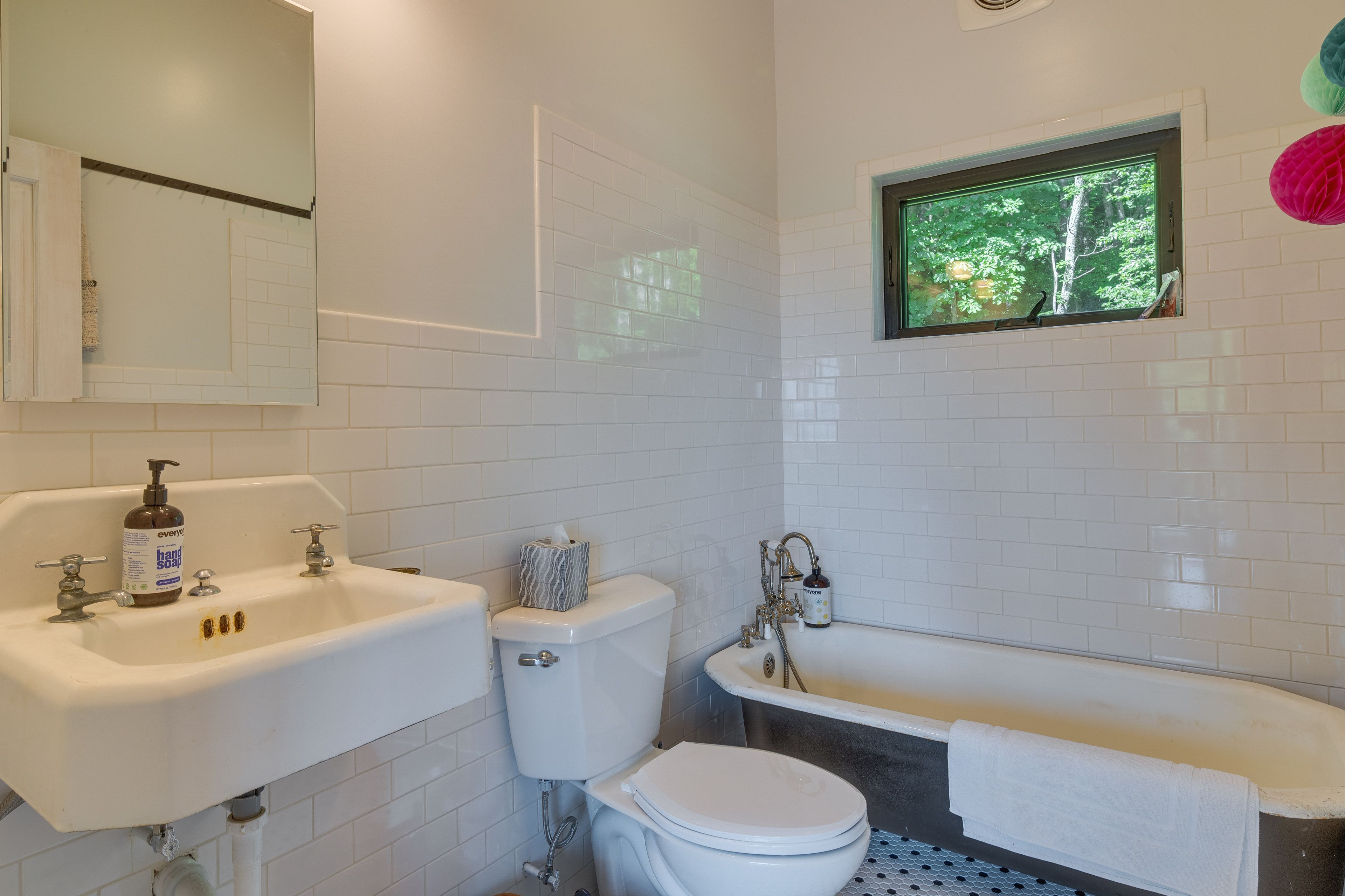 Studio | Full Bathroom | Main Level | Towels Provided