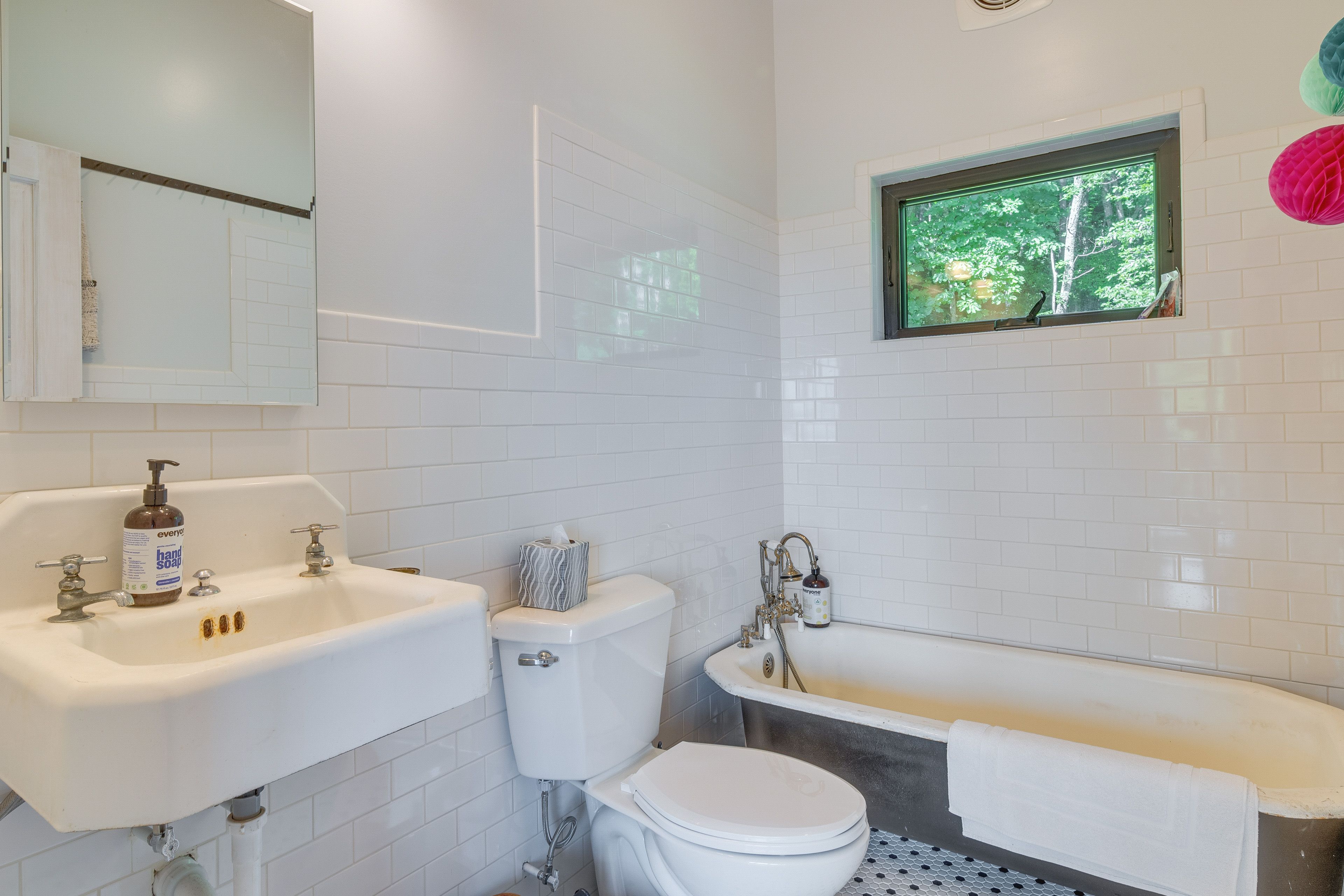 Studio | Full Bathroom | Main Level | Towels Provided