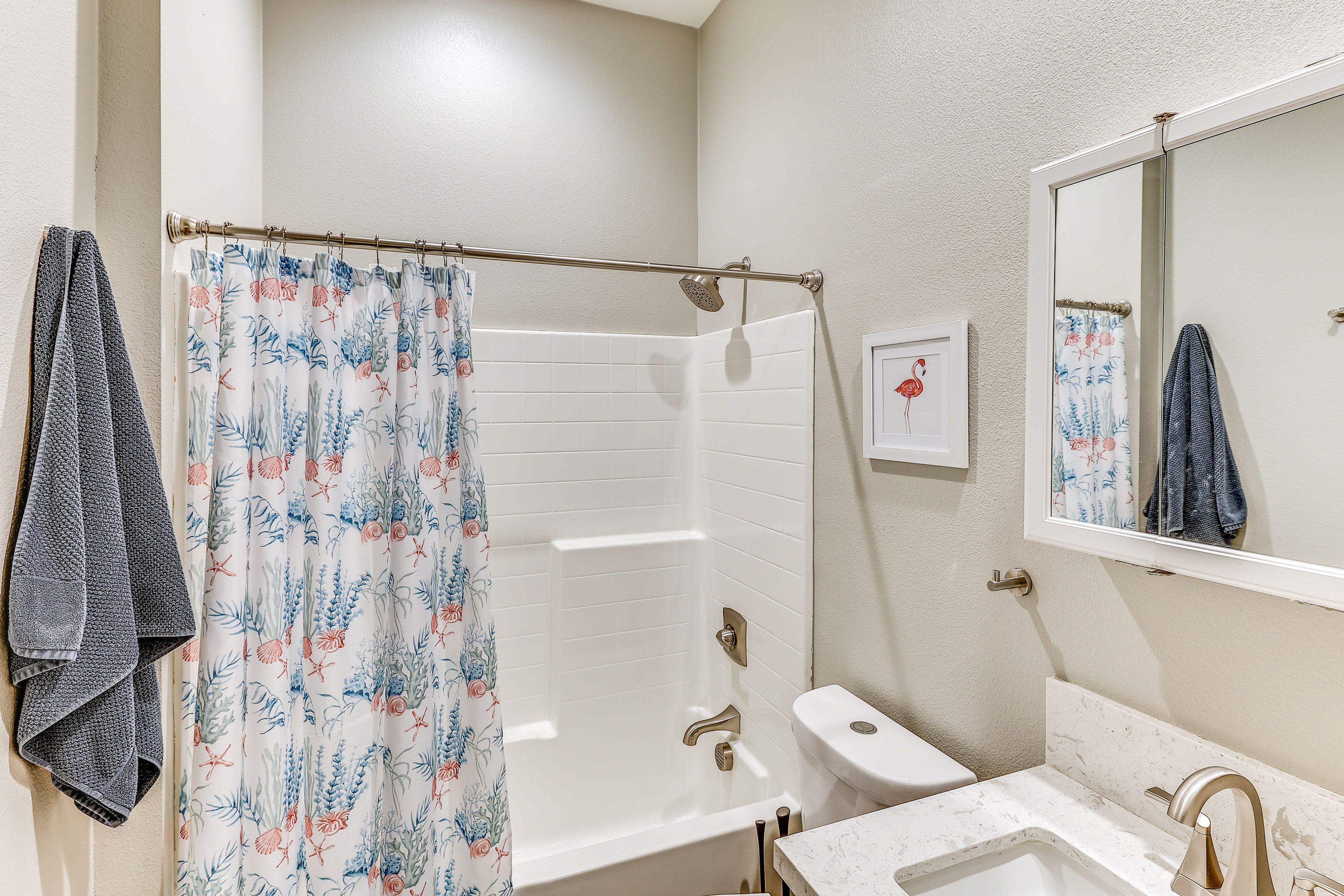 Full Bathroom | Towels Provided
