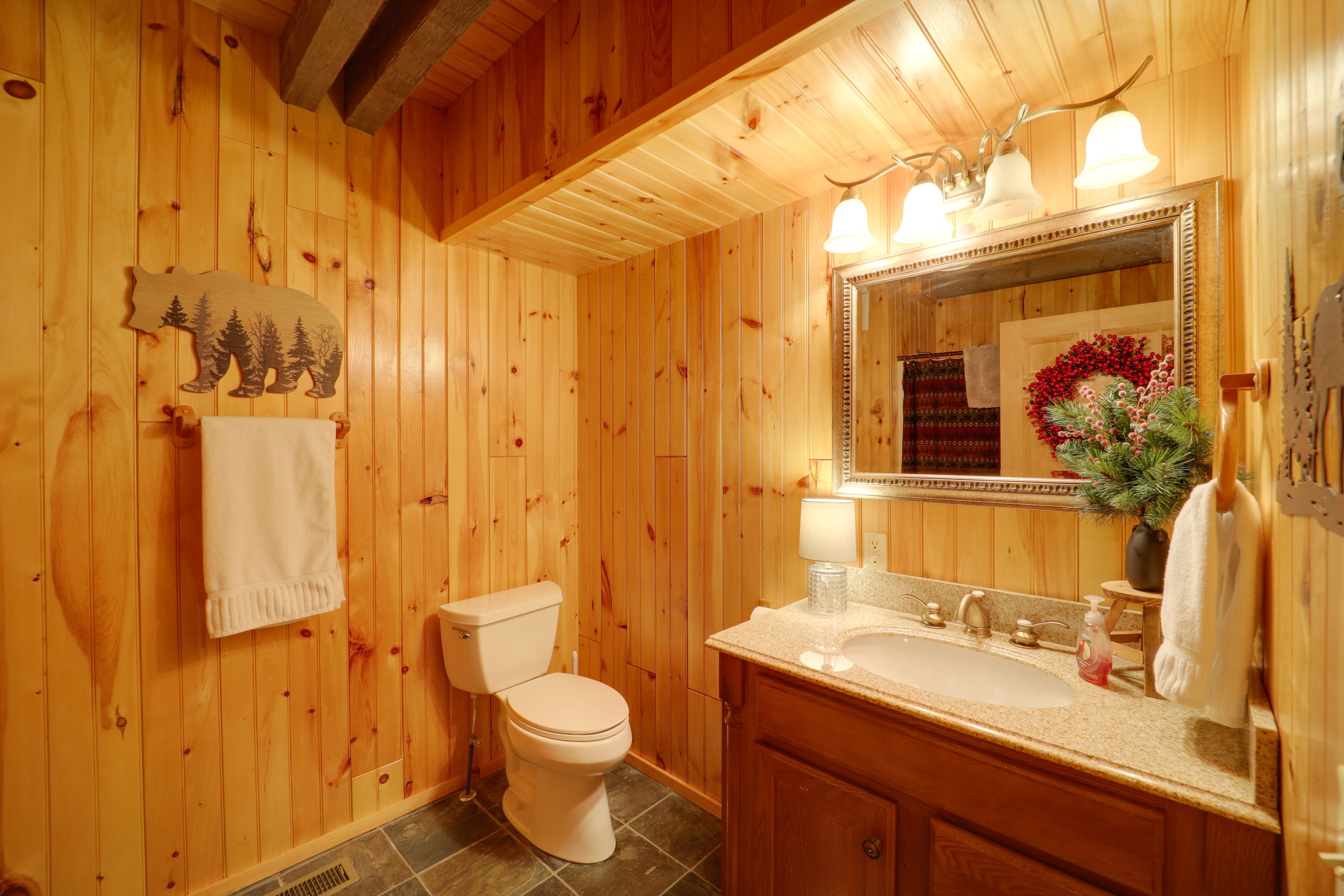 Full Bathroom | 1st Floor | Towels Provided