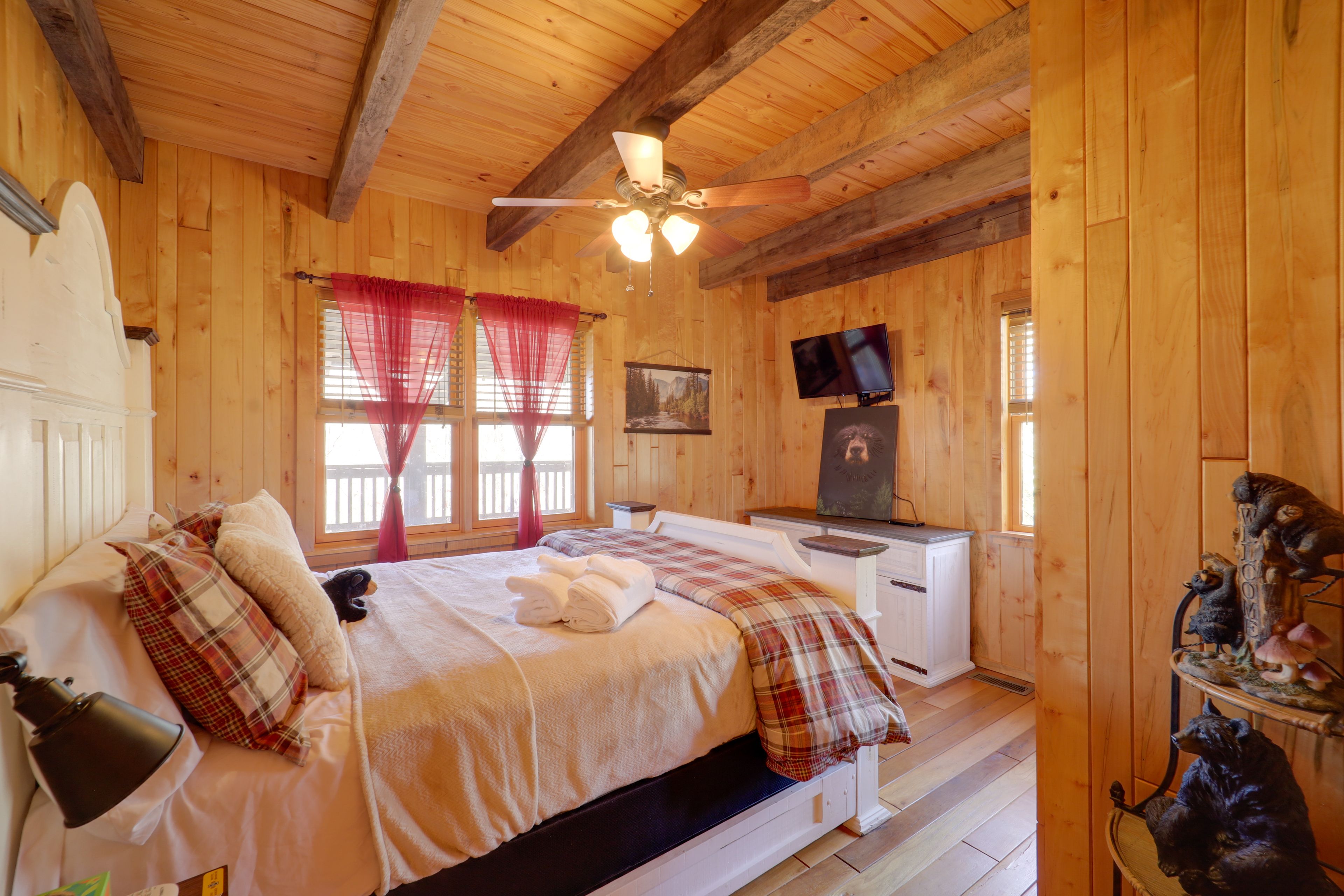 Bedroom 2 | Queen Bed | 1st Floor