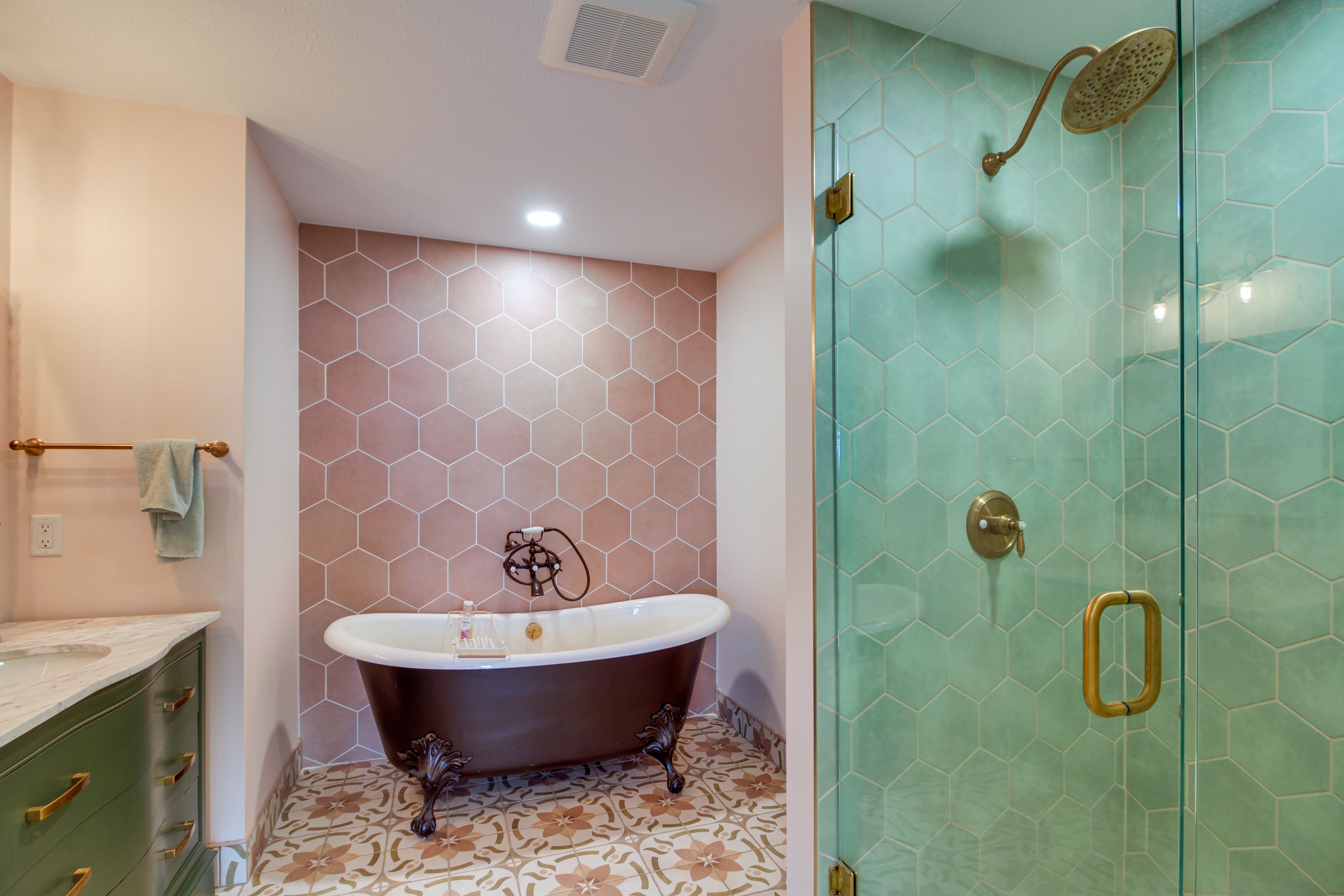 Full Bathroom | Lower Level | Towels Provided