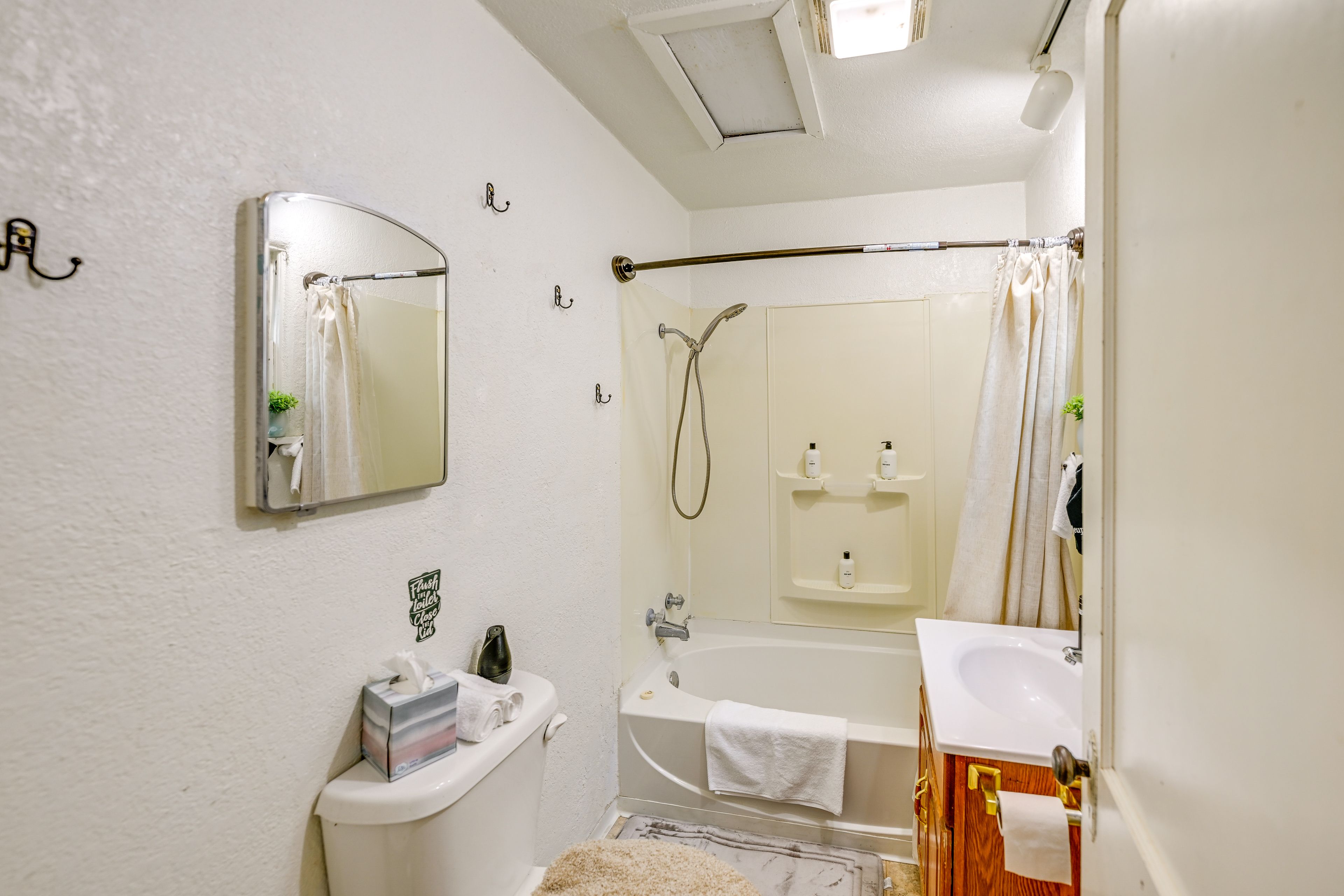 Full Bathroom | Towels Provided | Complimentary Toiletries