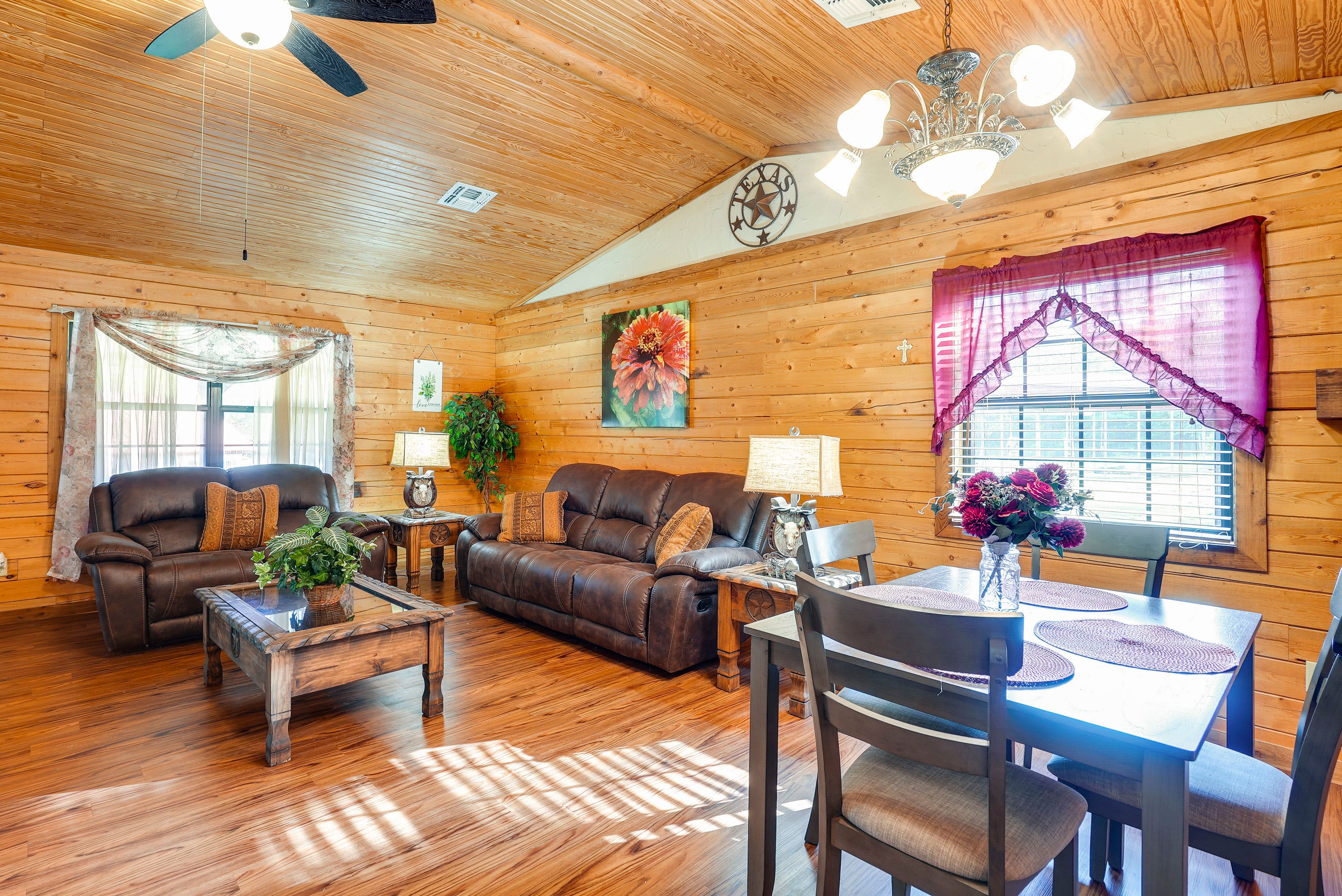 Living Room | Free WiFi | Central A/C | Smart TV