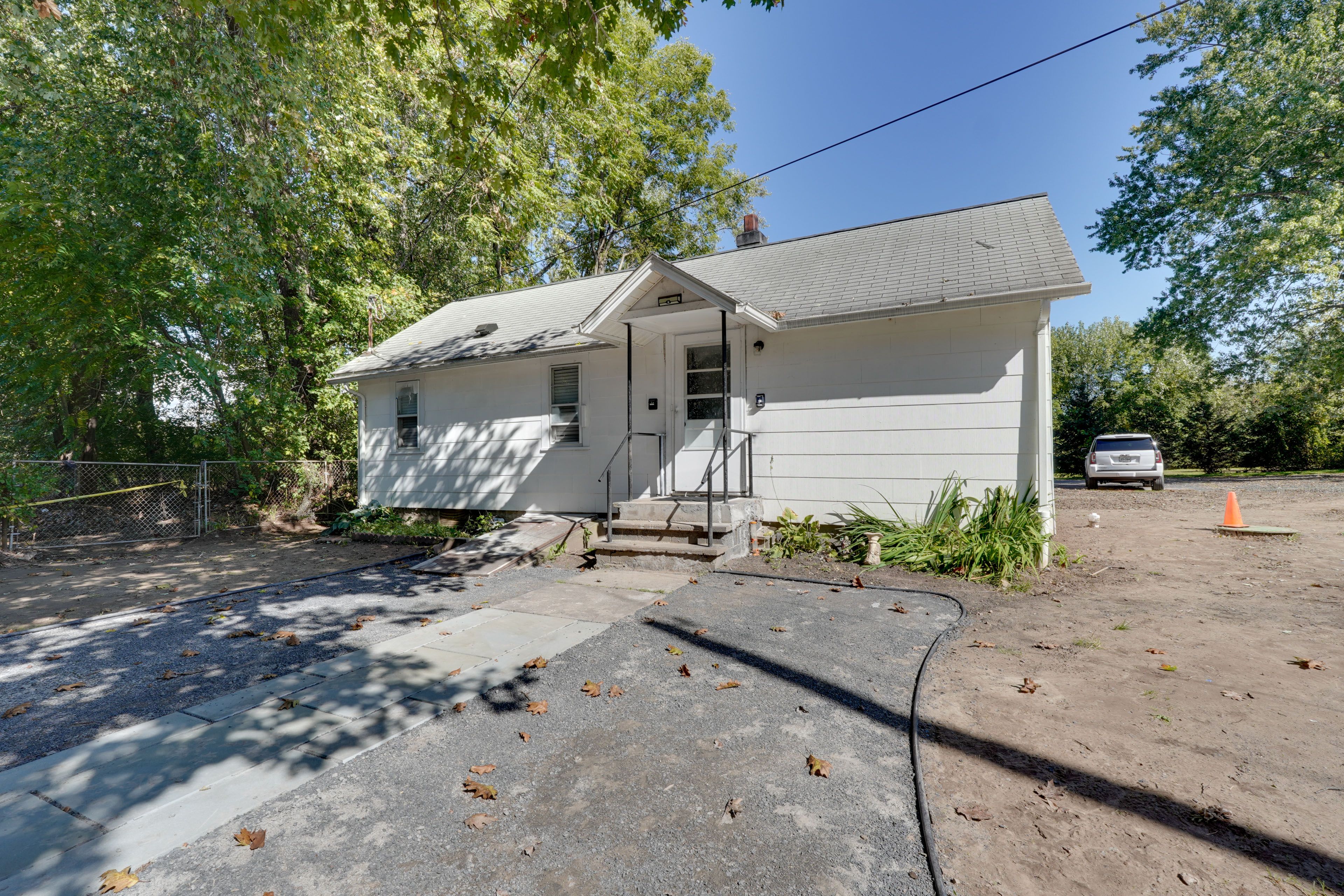 Parking | Driveway (1 Vehicle) | Free Street Parking | RVs/Trailers Allowed