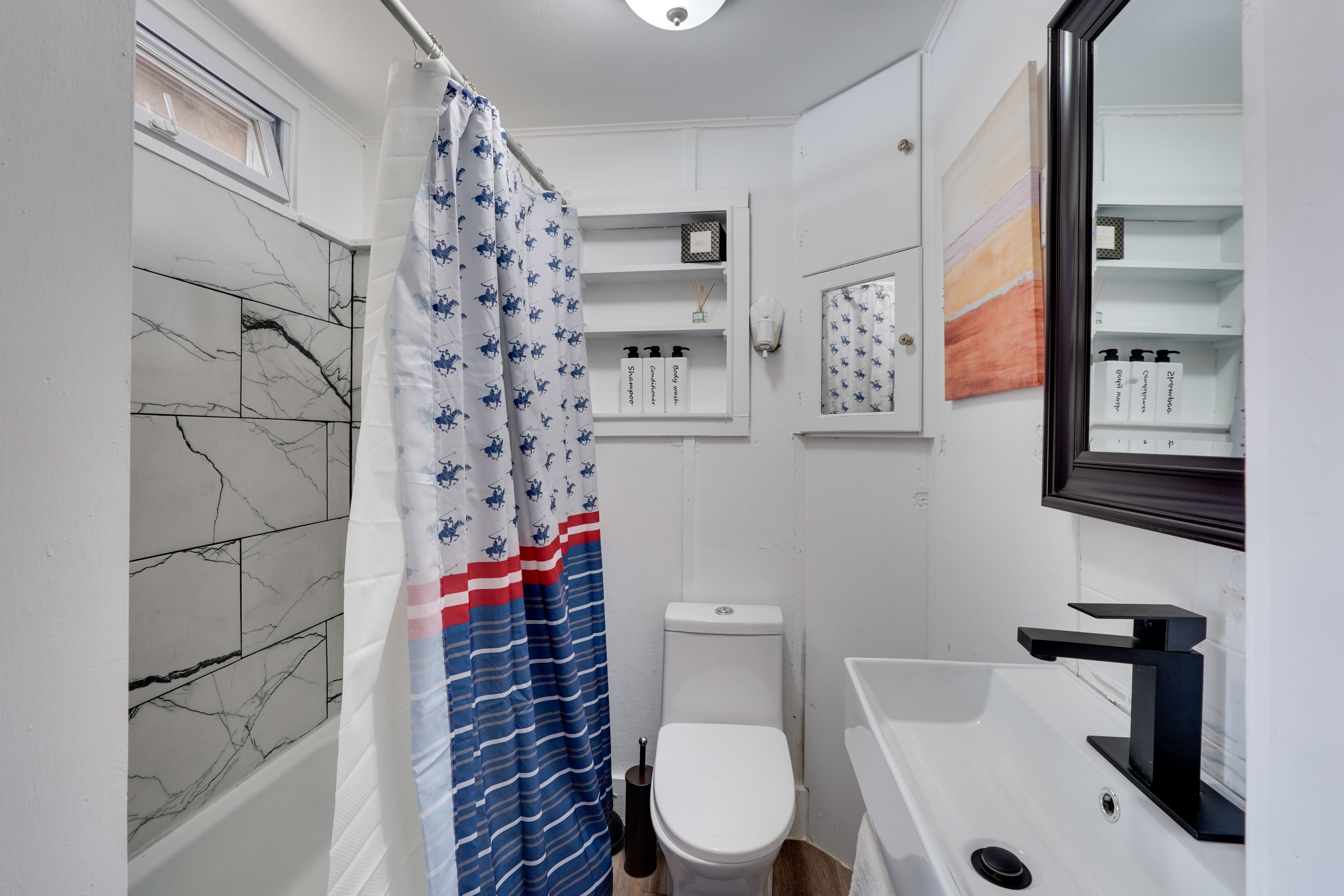 Full Bathroom | Towels Provided | Complimentary Toiletries