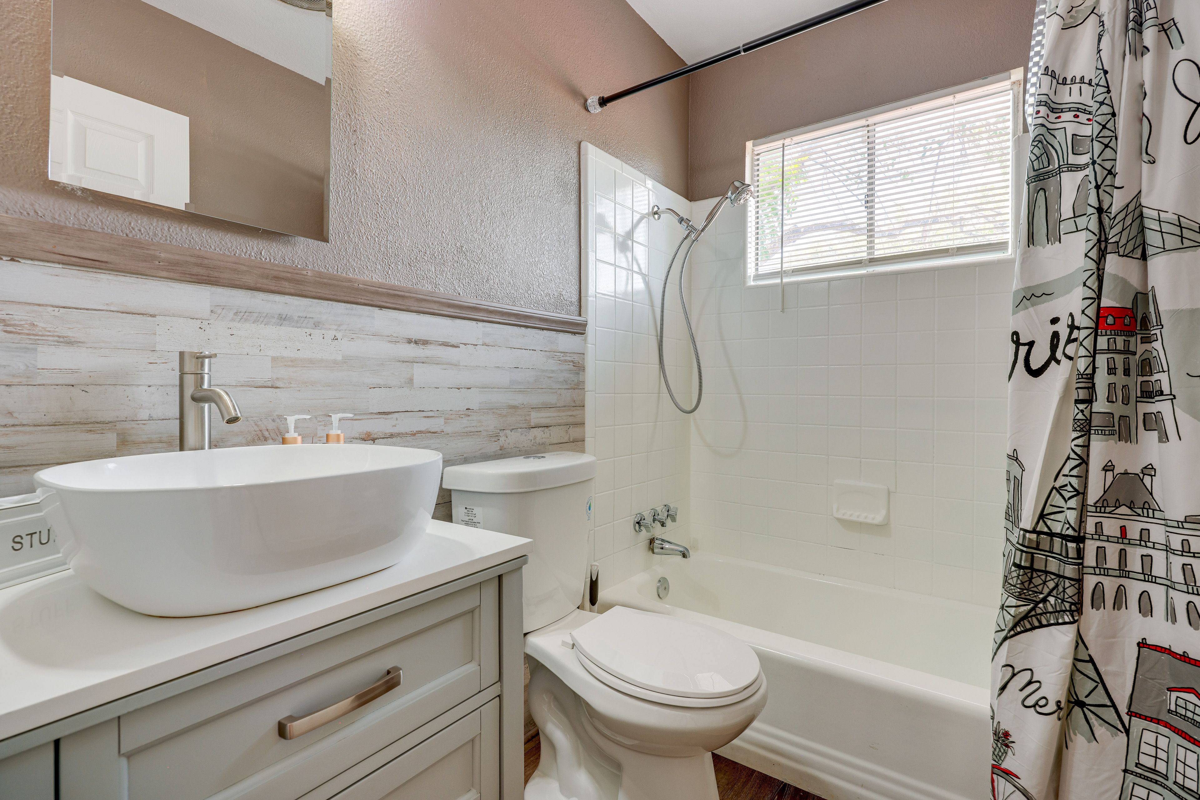 Full Bathroom | Towels Provided | Toiletries