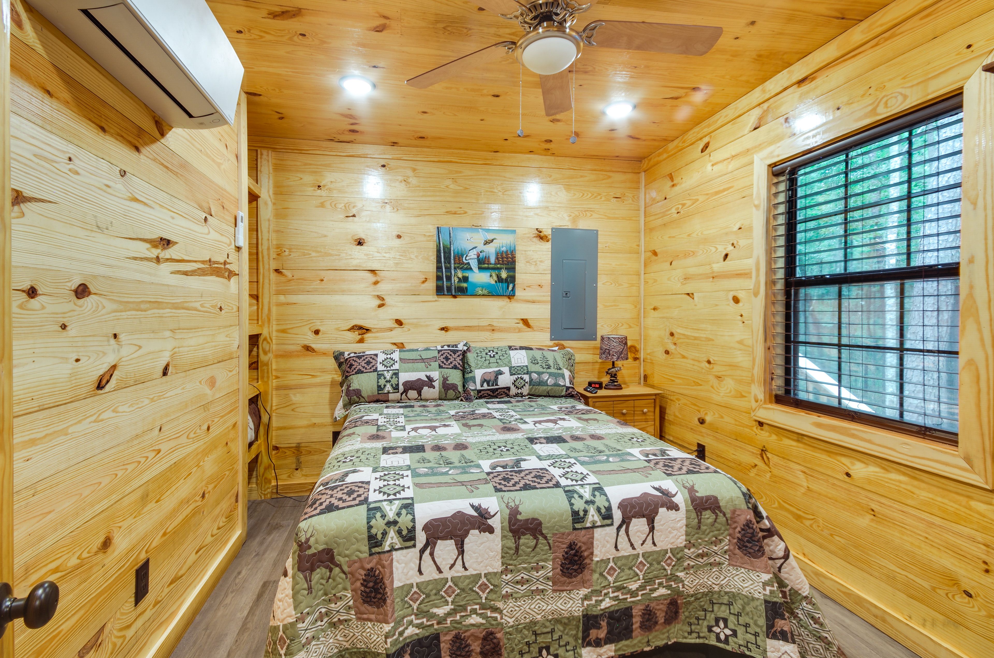 Bedroom | Queen Bed