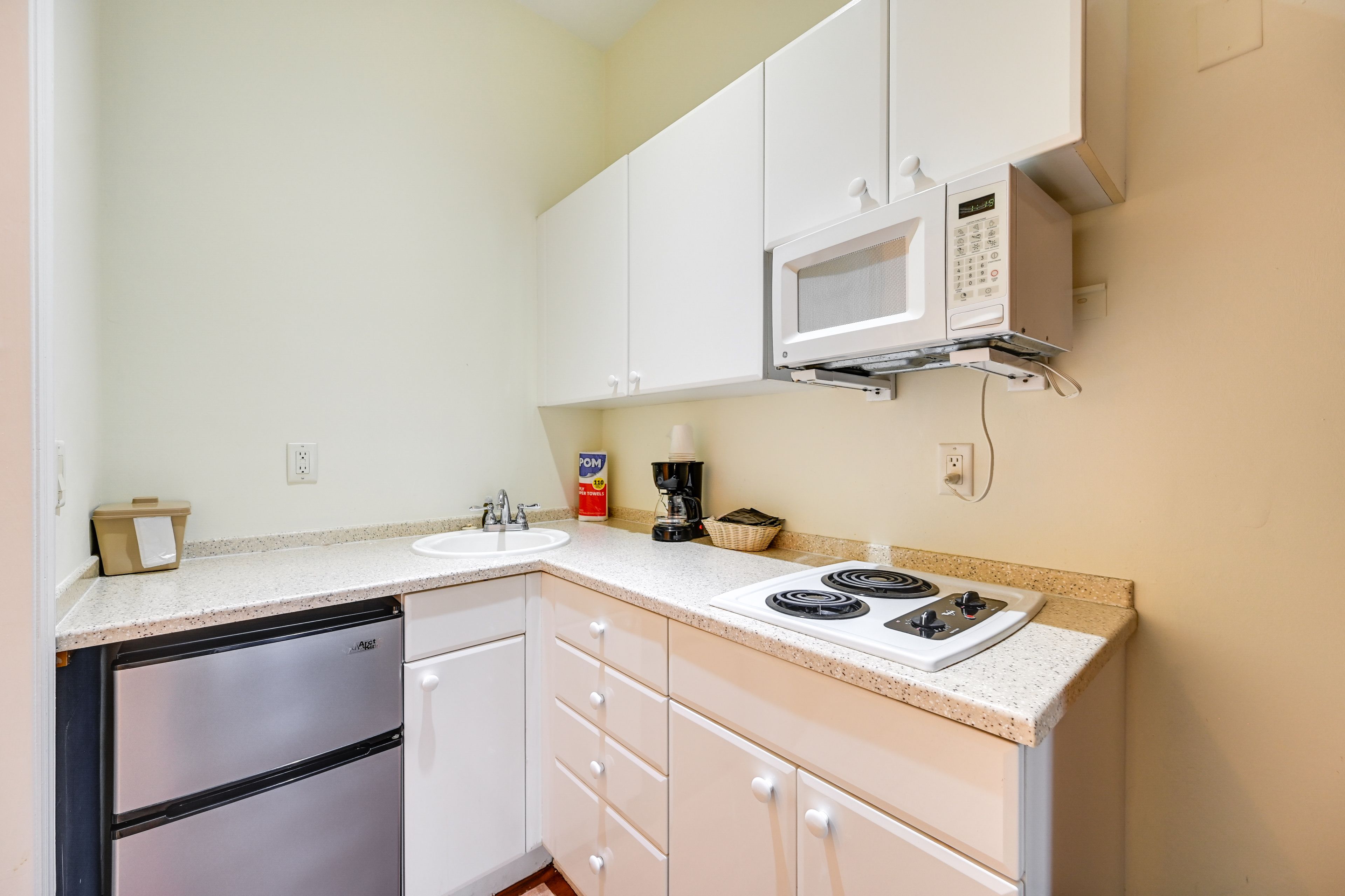 Kitchenette | Mini Fridge | Coffee Maker | Dishware & Flatware