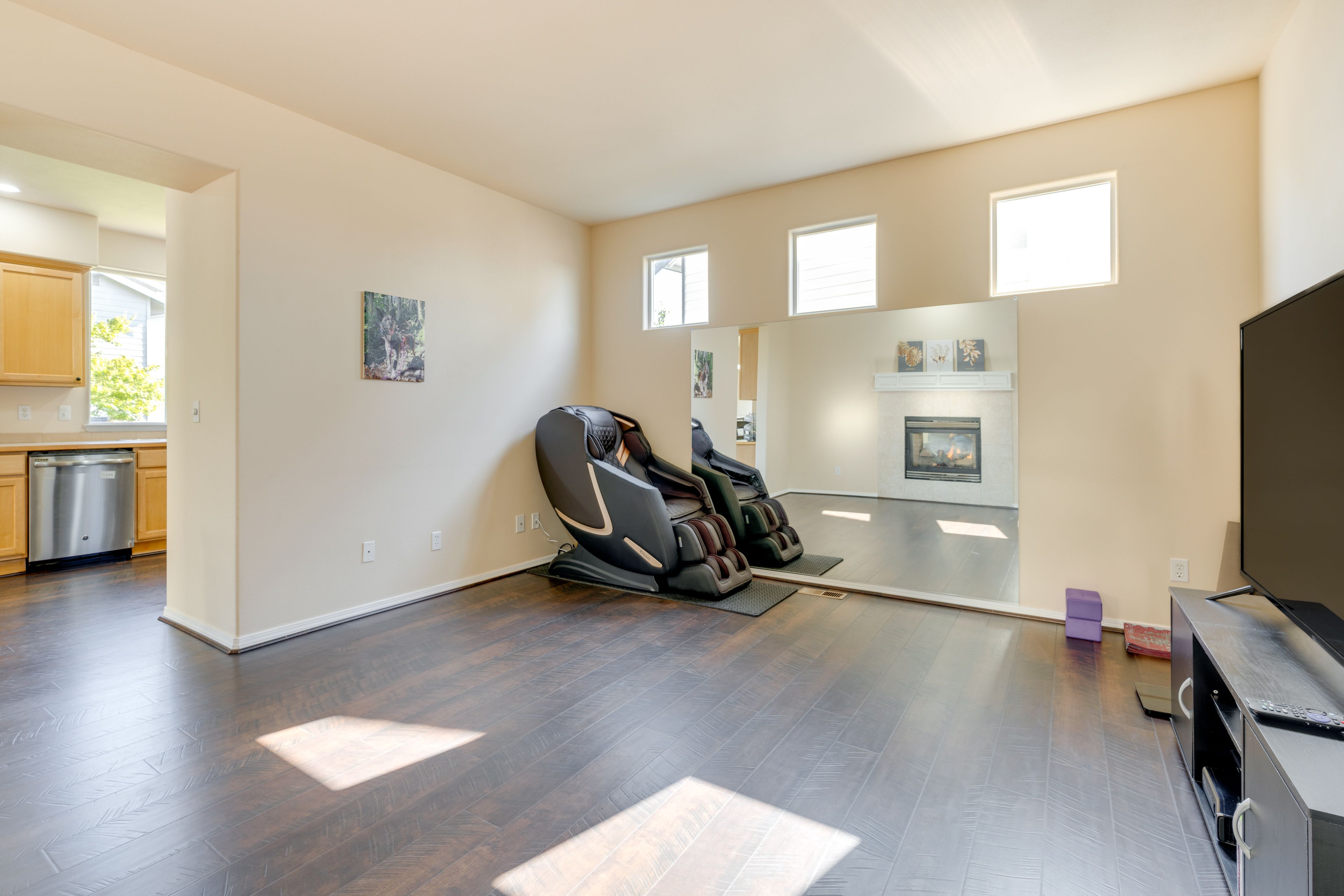 Yoga Studio | Massage Chair | Smart TV