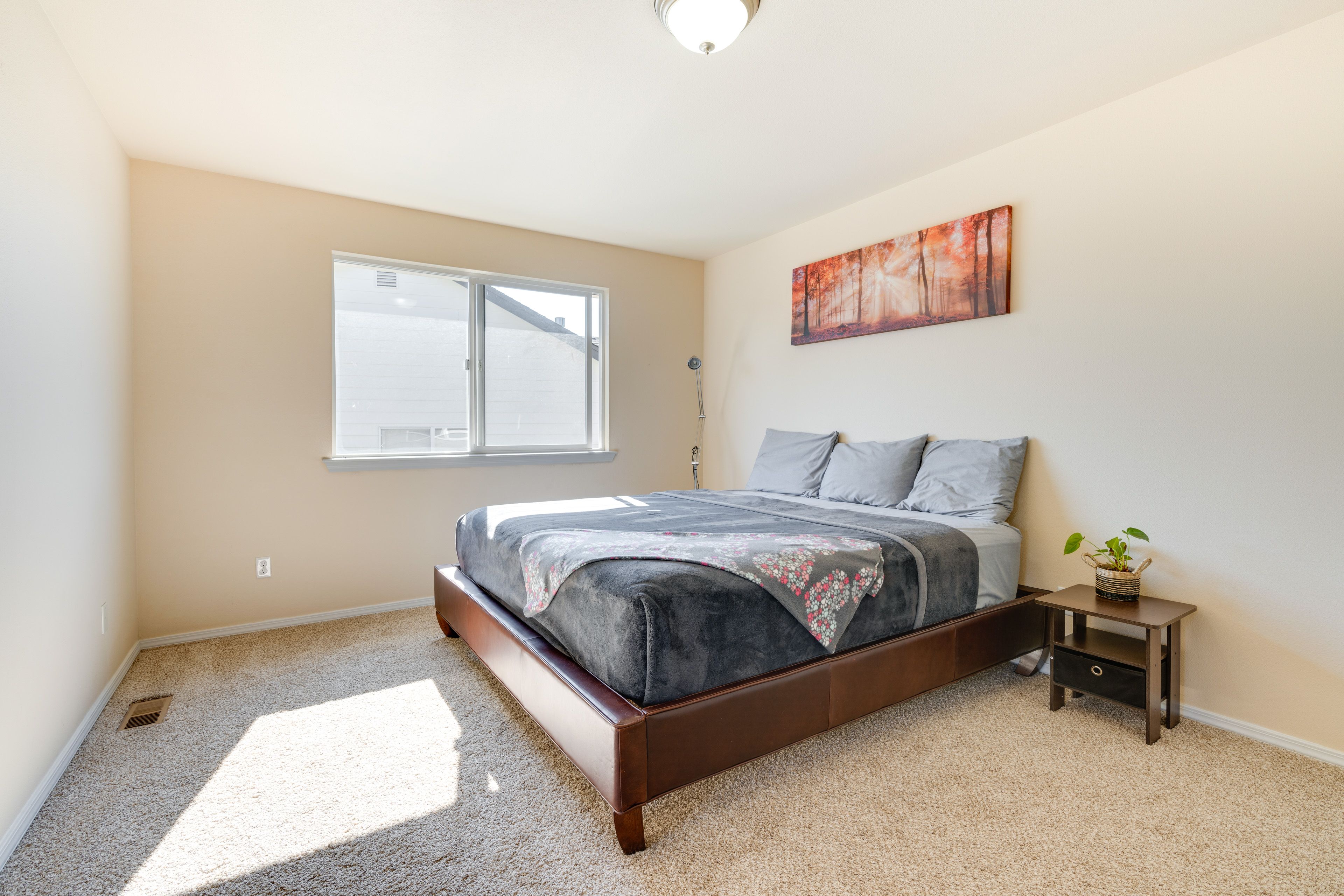 Bedroom 1 | King Bed | Desk