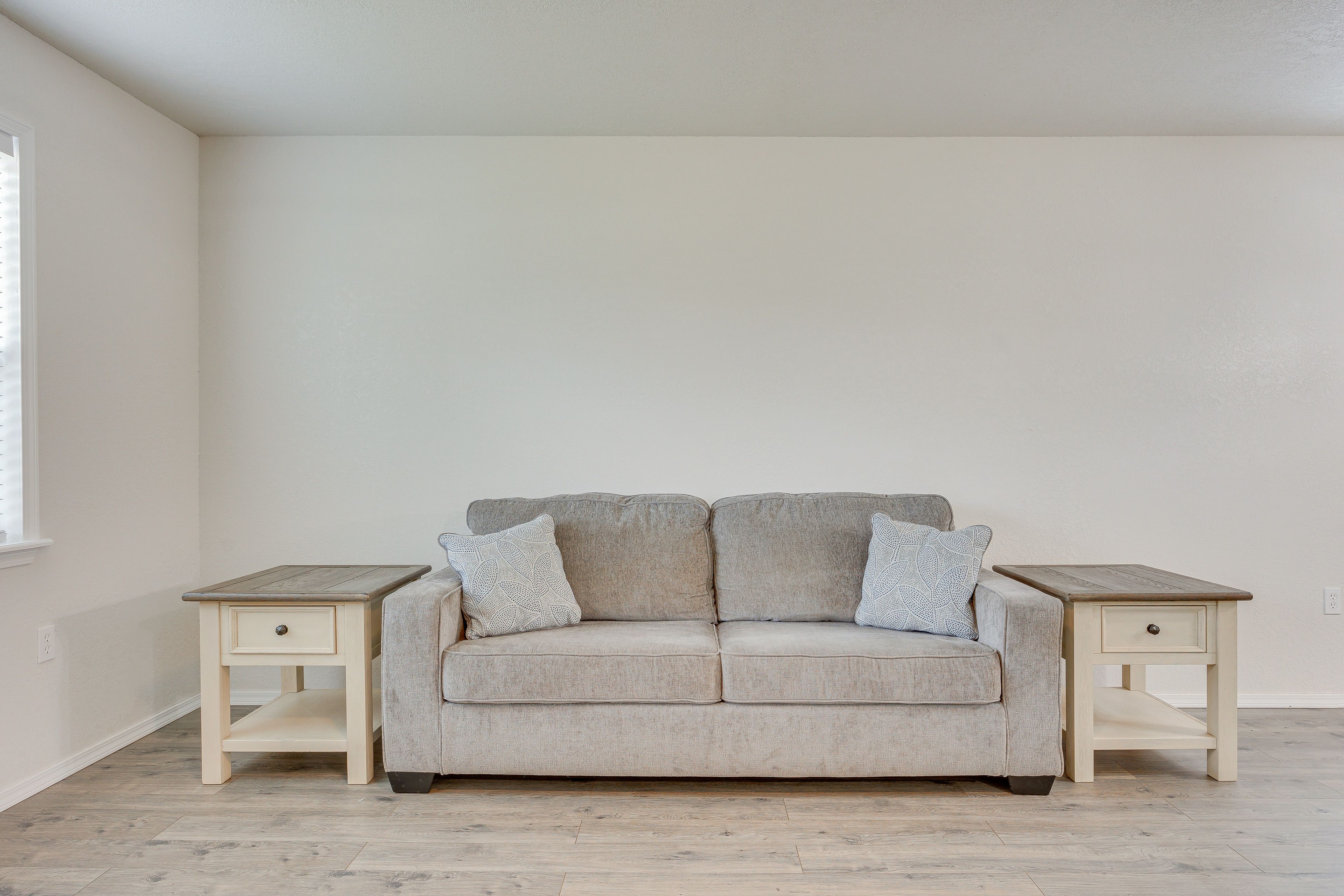 Living Room | Sleeper Sofa | Flat-Screen TV | Pet Friendly w/ Fee