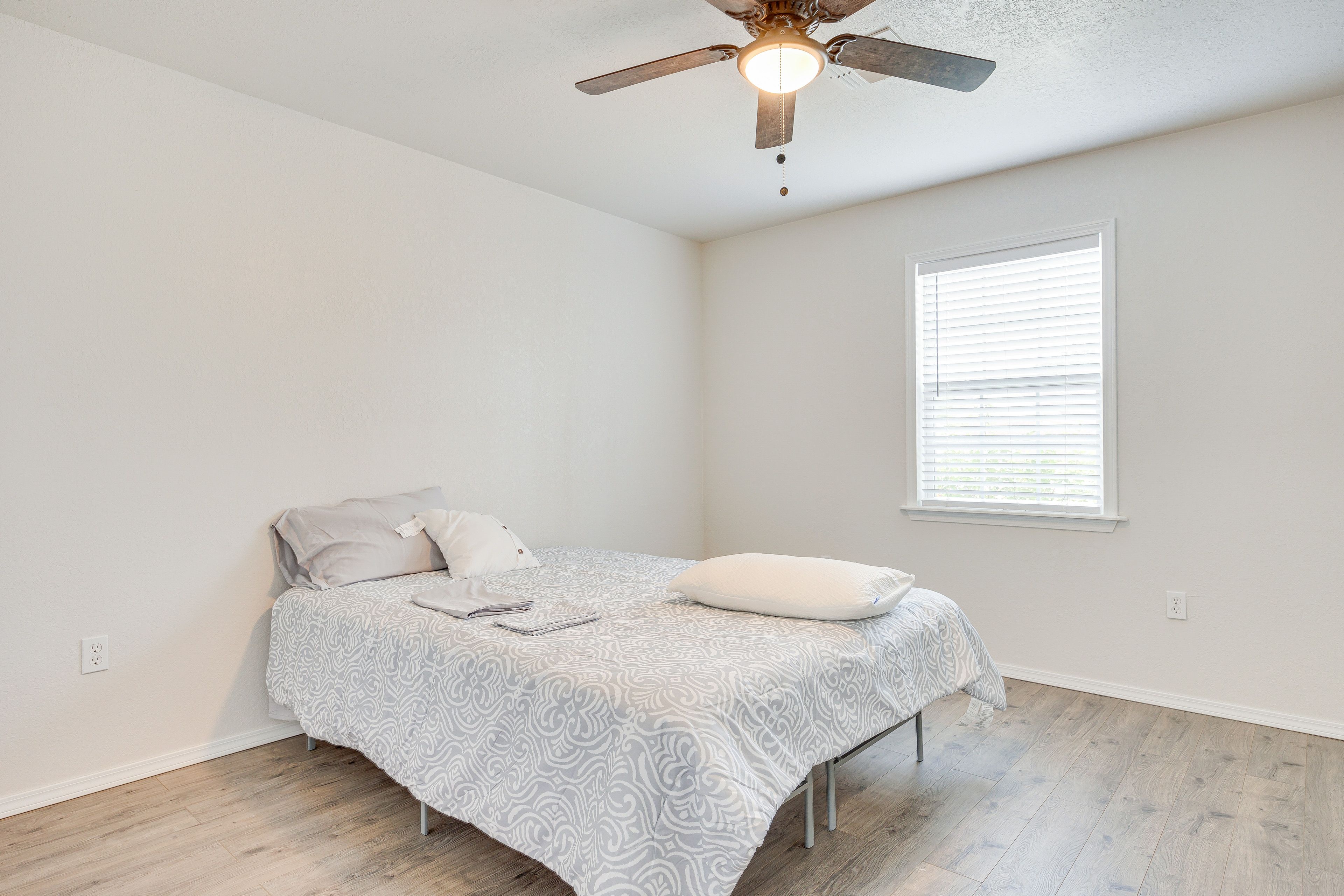 Bedroom 1 | Queen Bed