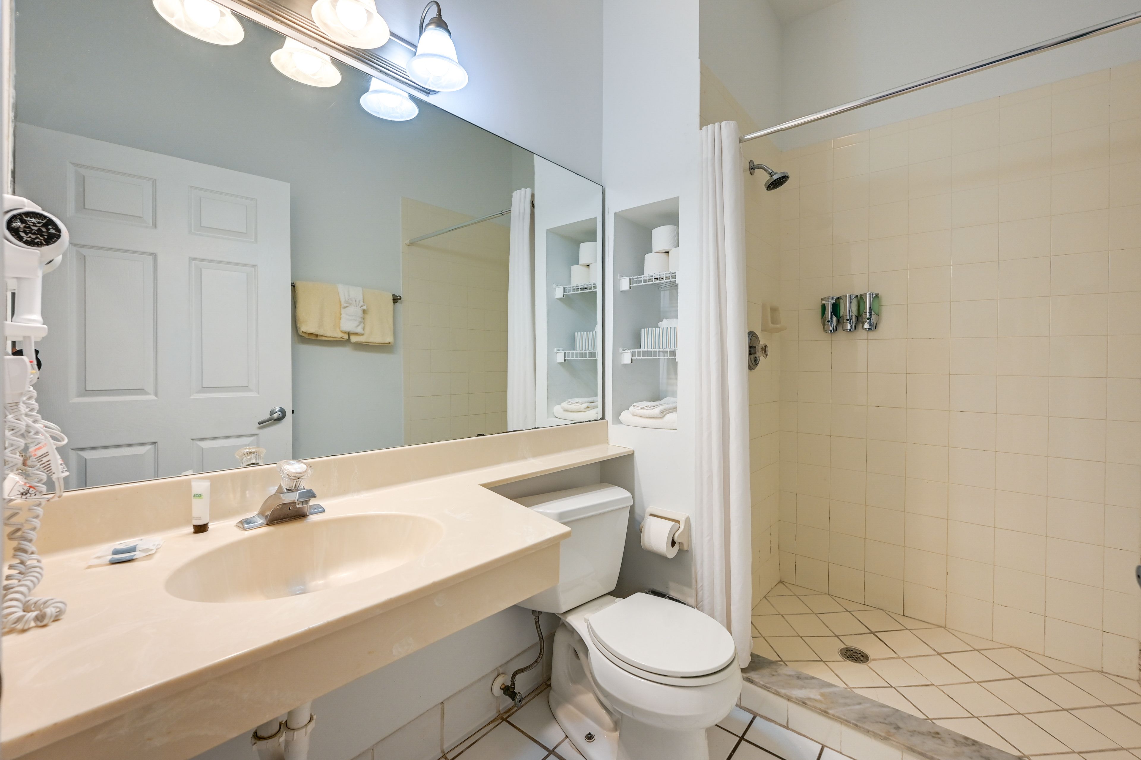 Full Bathroom | Towels Provided | Hair Dryer