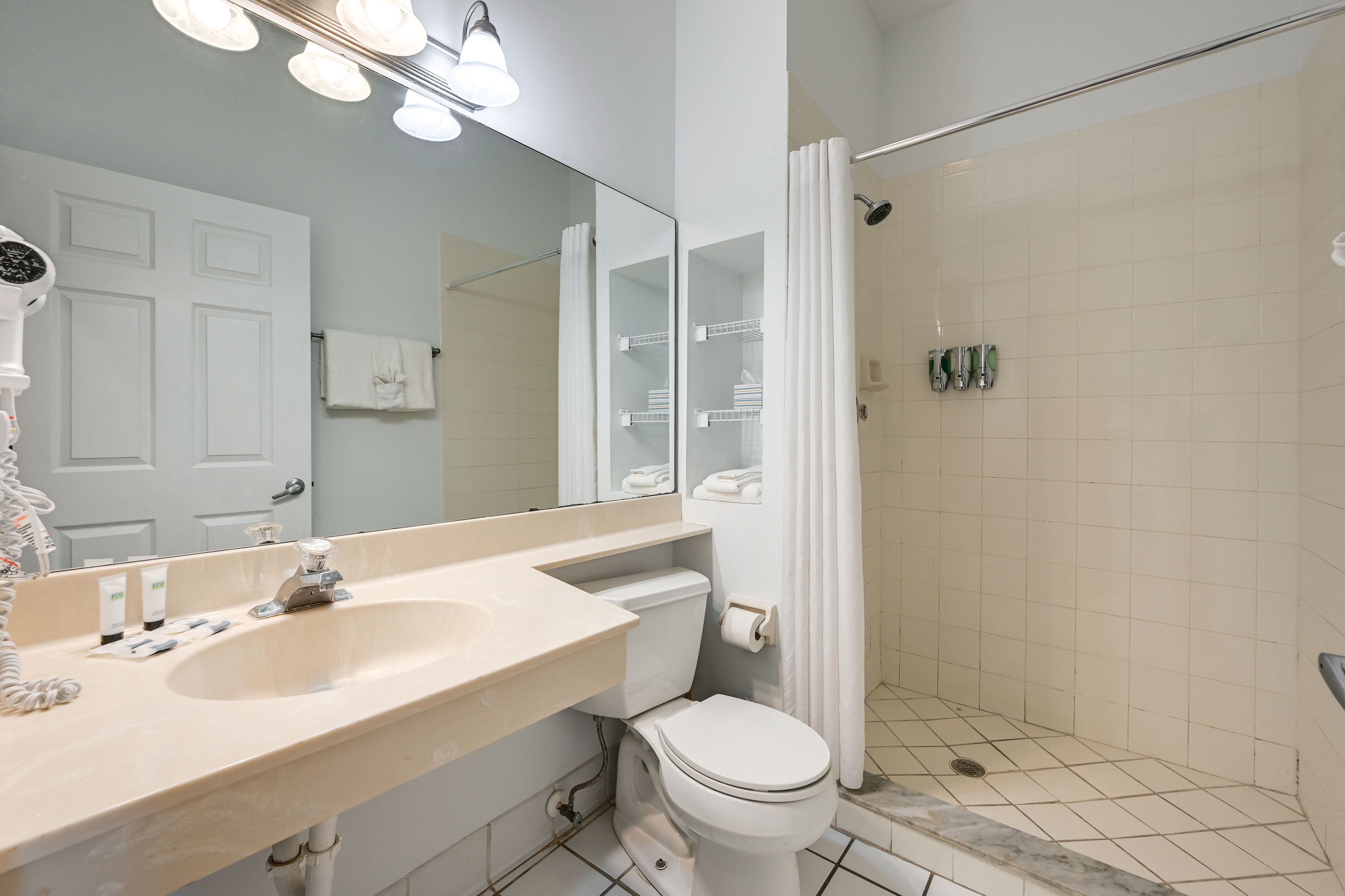 Full Bathroom | Towels Provided | Hair Dryer