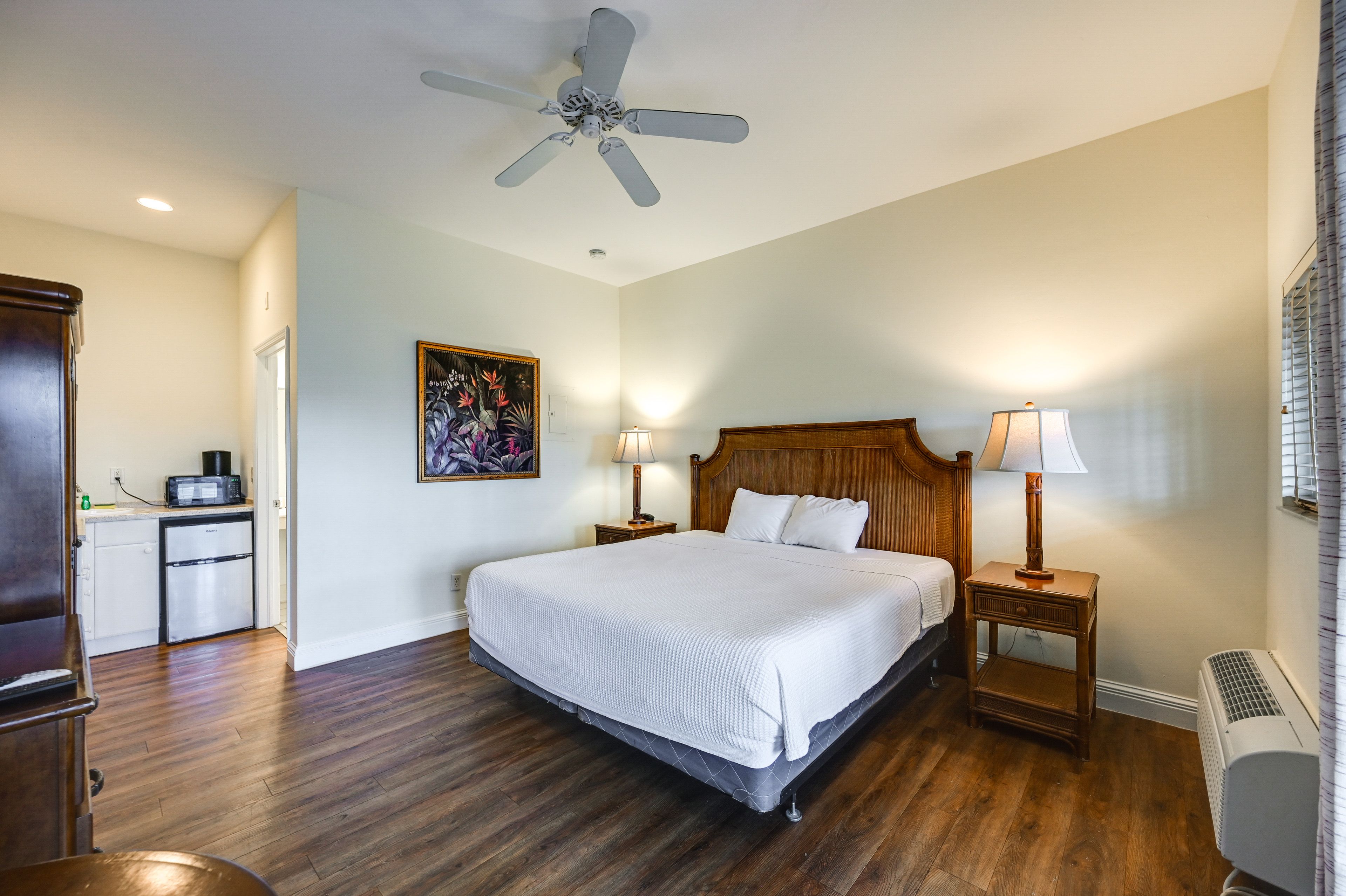 Naples Vacation Rental | Studio | 1BA | 280 Sq Ft | 1 Step Required
