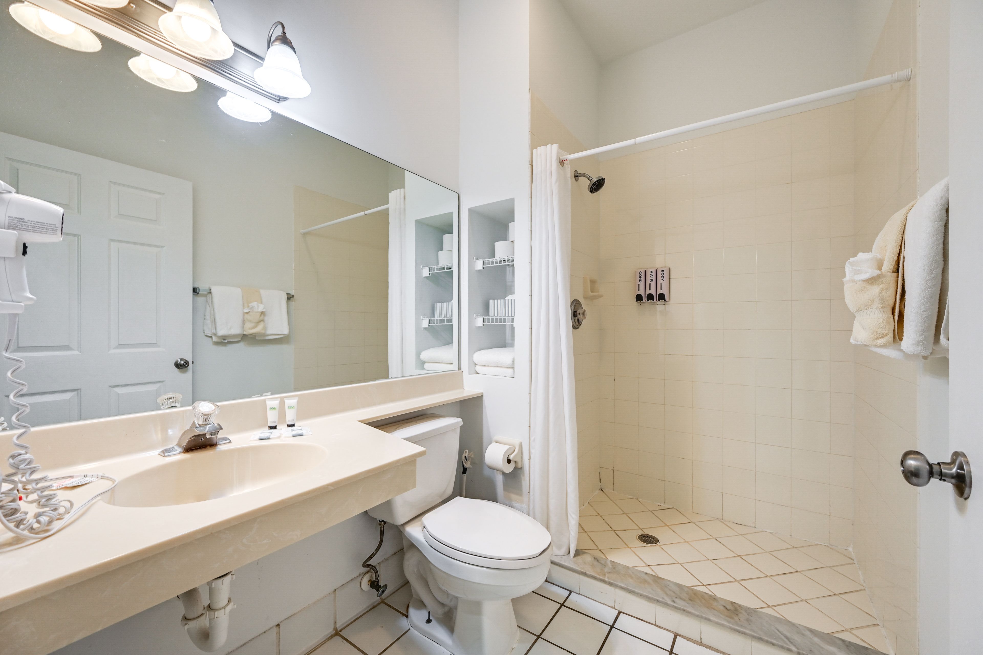 Full Bathroom | Complimentary Toiletries
